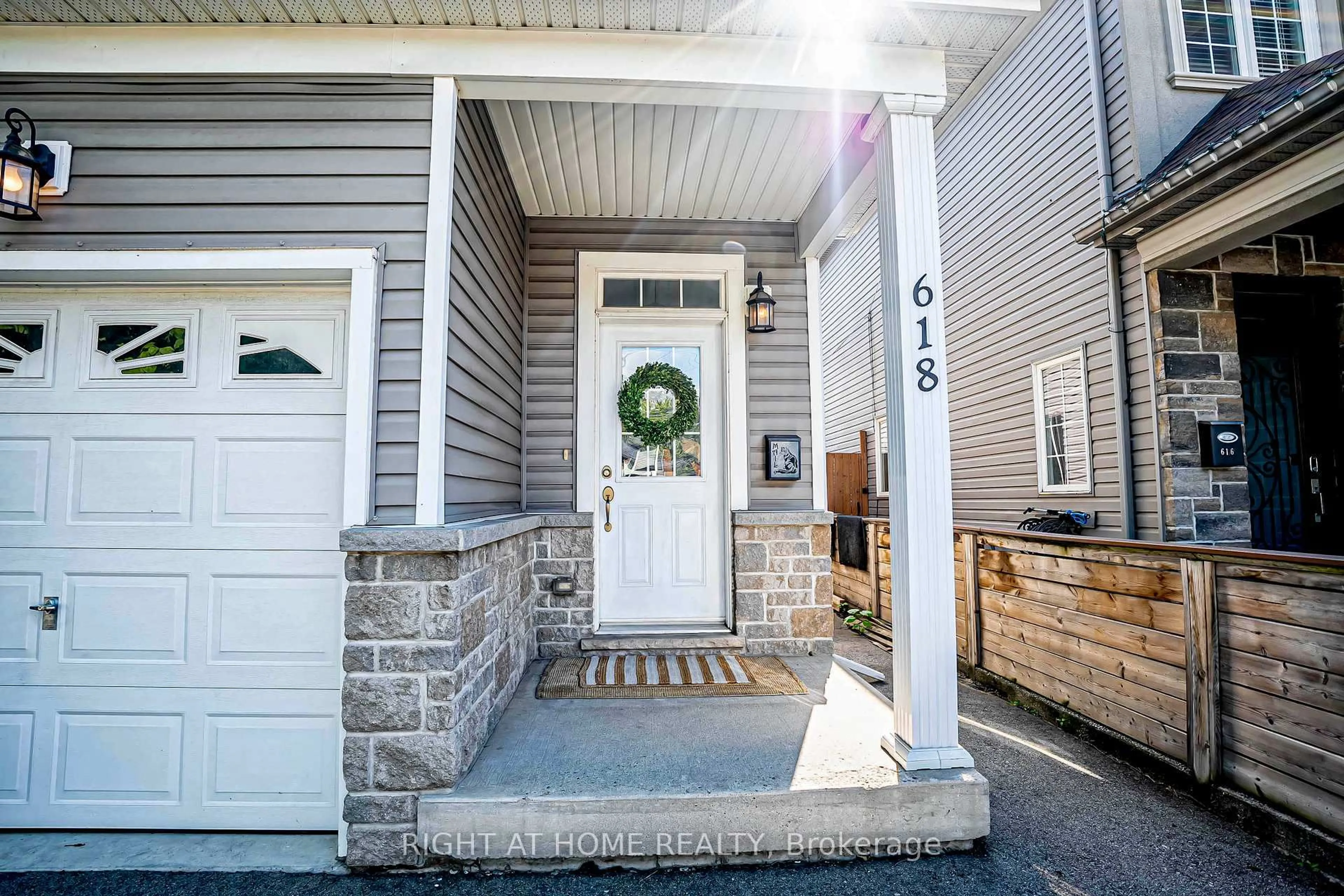 Indoor entryway for 618 Knox Ave, Hamilton Ontario L8H 6K3