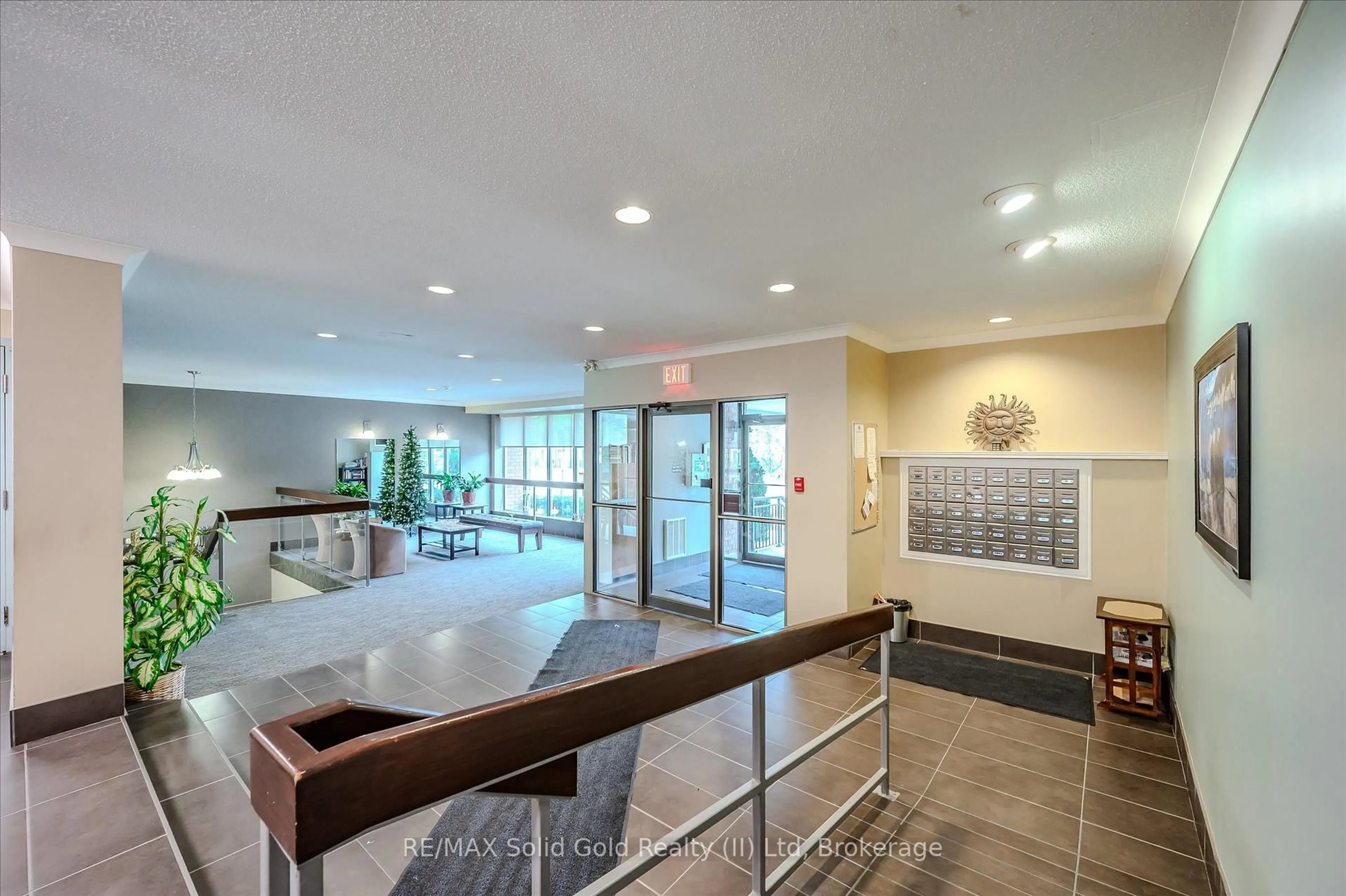 Indoor foyer for 300 Keats Way #504, Waterloo Ontario N2L 6E6