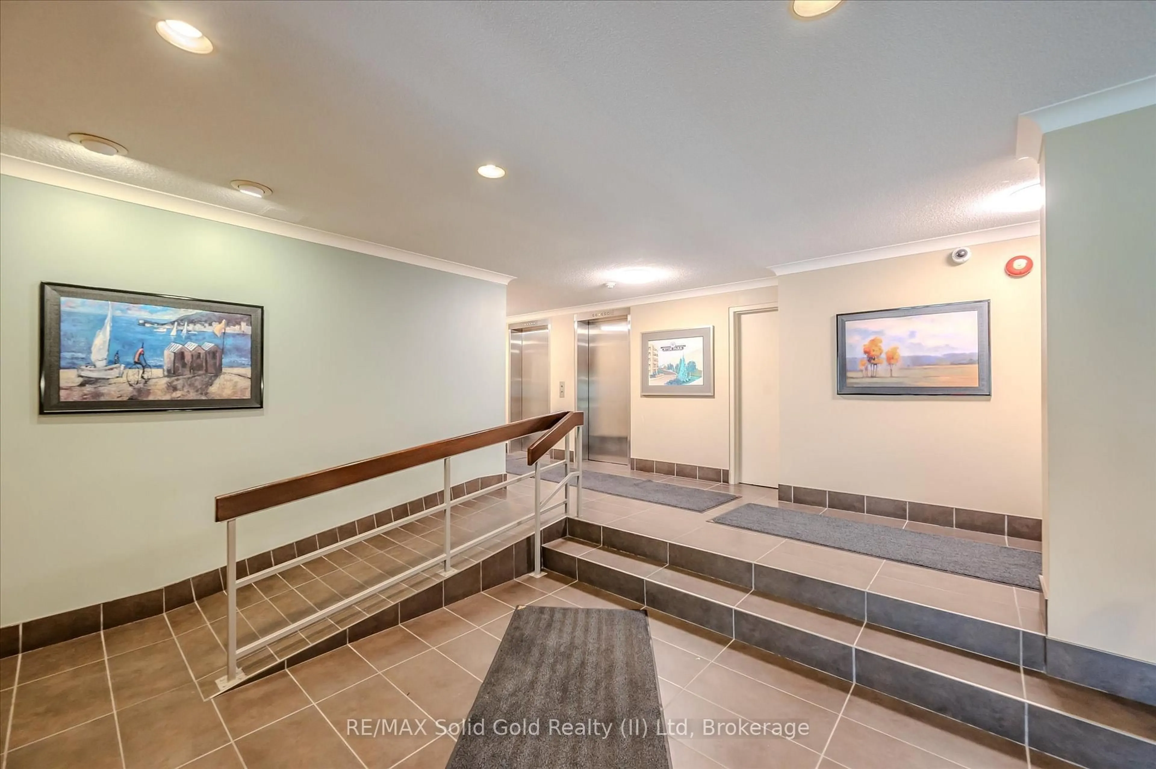 Indoor foyer for 300 Keats Way #504, Waterloo Ontario N2L 6E6