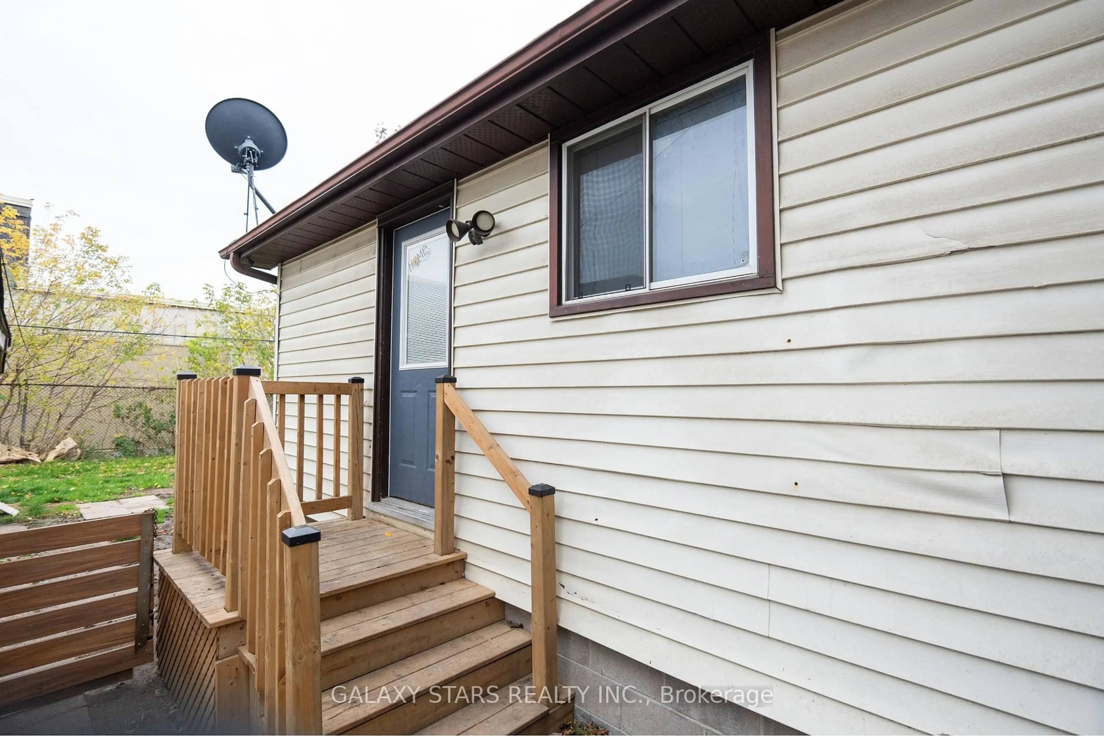 Home with vinyl exterior material, street for 565 Romaine St, Peterborough Ontario K9J 2C8