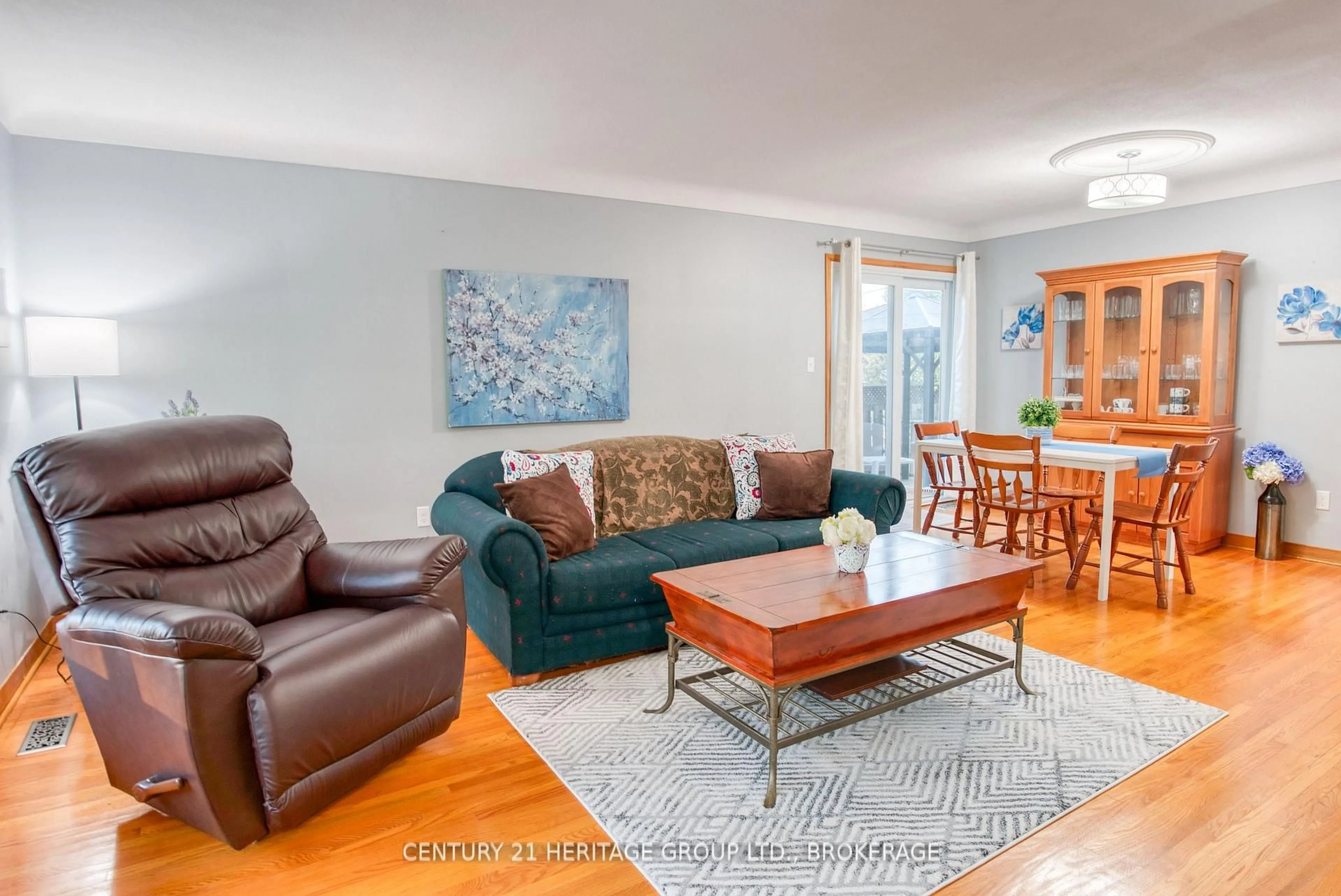 Living room with furniture, wood/laminate floor for 675 Carnaby St, Kingston Ontario K7M 5M8