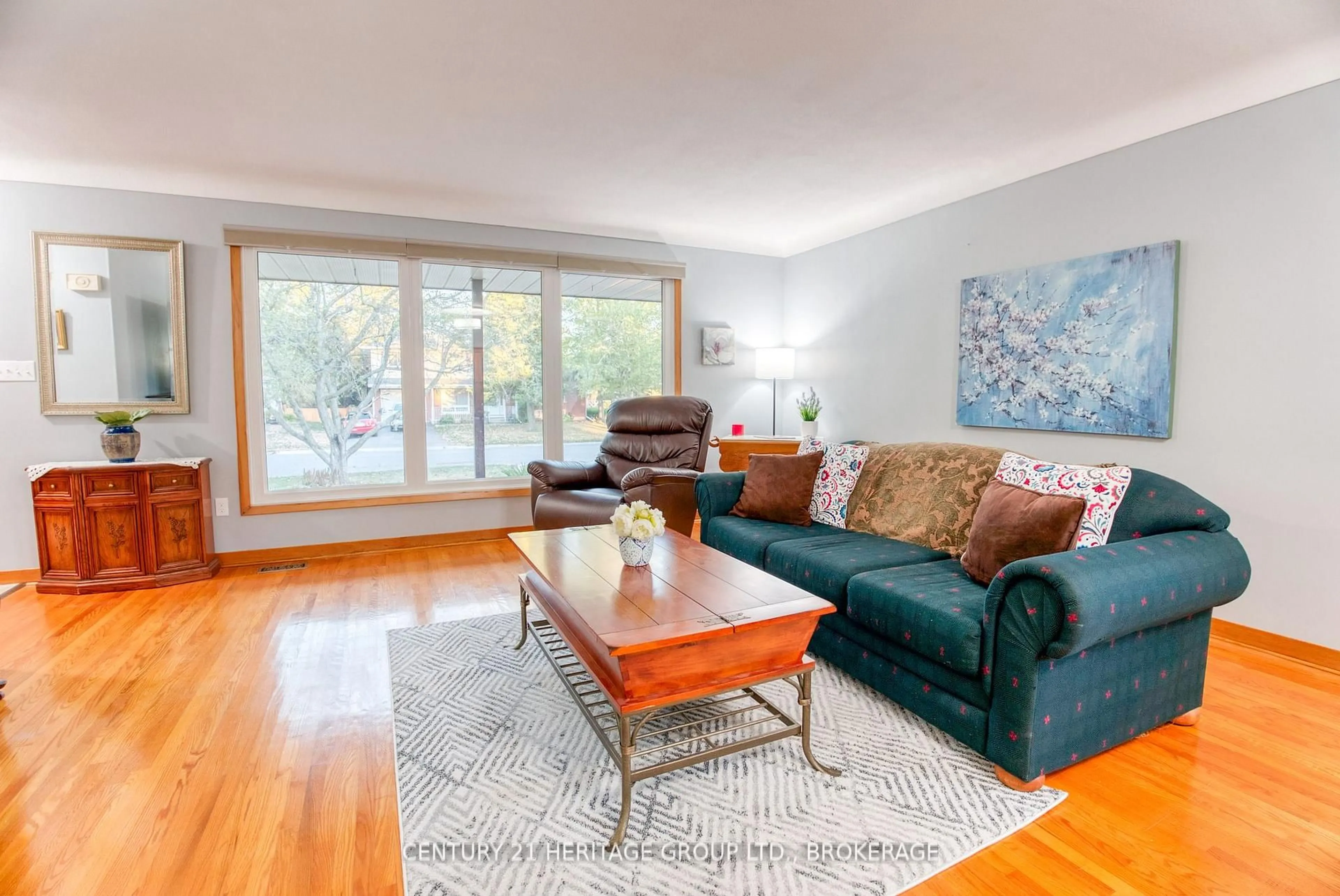 Living room with furniture, wood/laminate floor for 675 Carnaby St, Kingston Ontario K7M 5M8