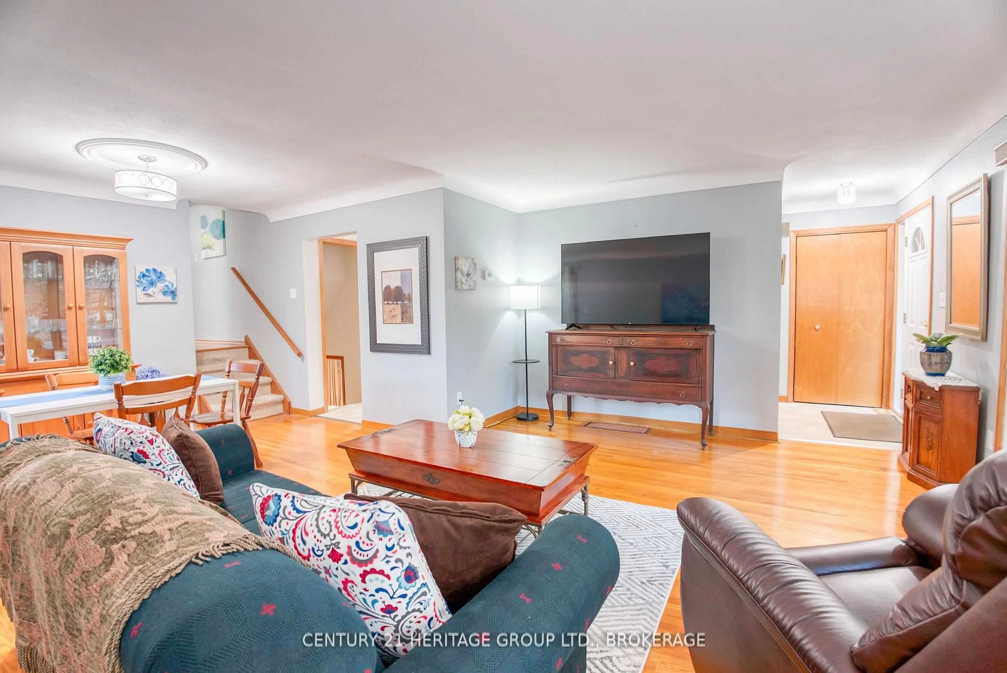 Living room with furniture, wood/laminate floor for 675 Carnaby St, Kingston Ontario K7M 5M8