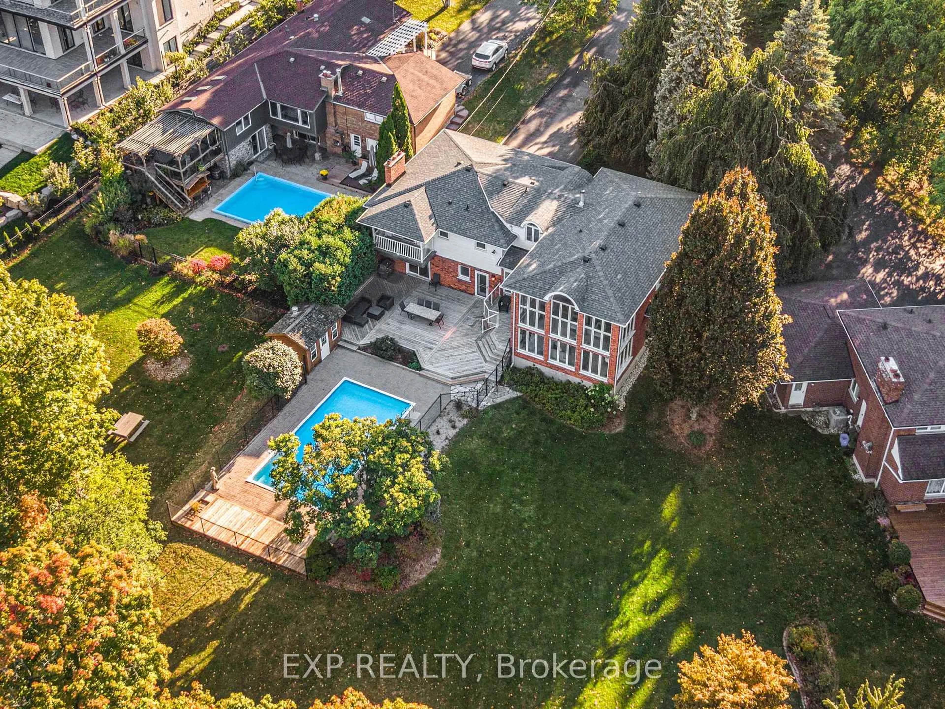 A pic from outside/outdoor area/front of a property/back of a property/a pic from drone, city buildings view from balcony for 887 MONTGOMERY Dr, Hamilton Ontario L9G 3H6