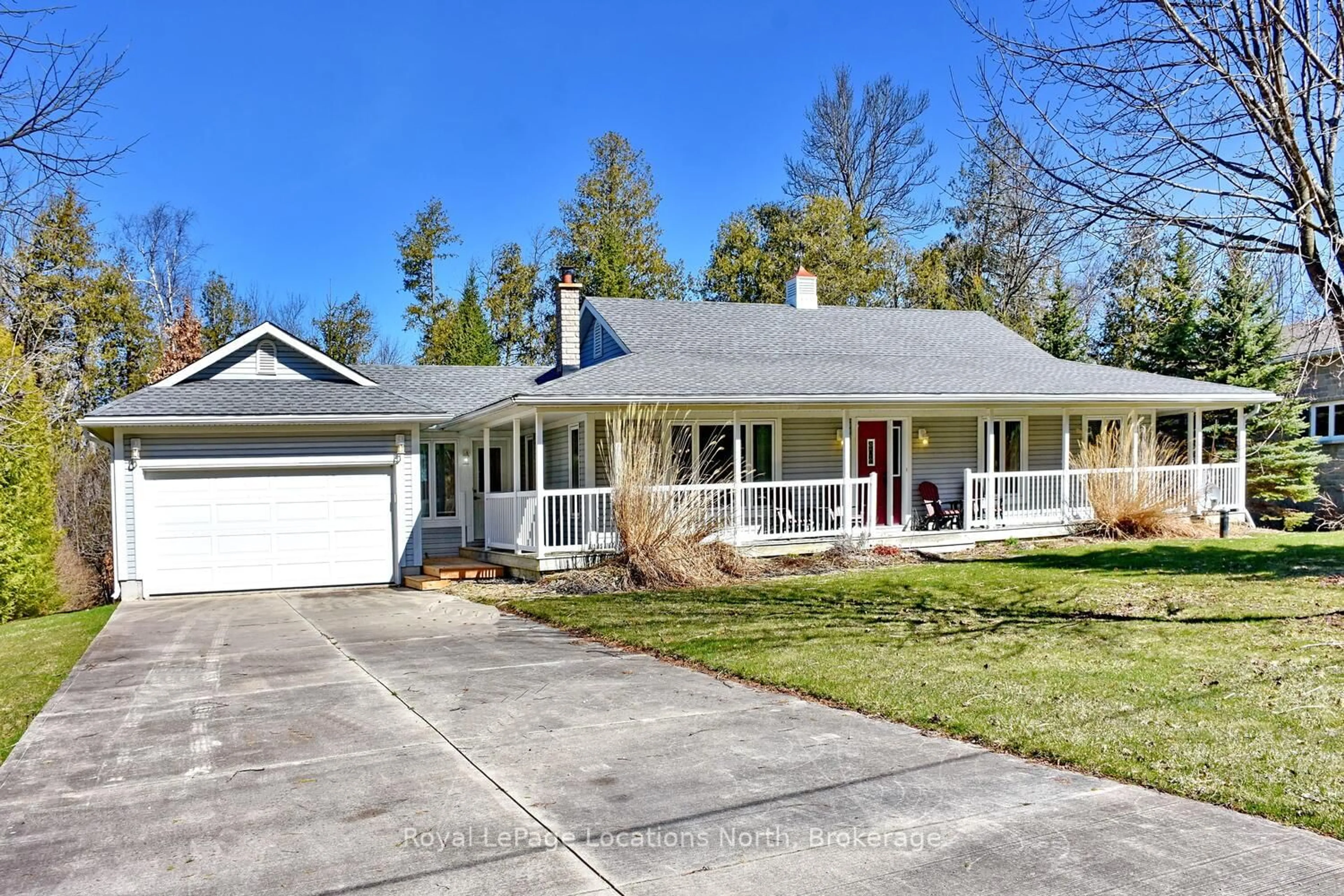 Home with vinyl exterior material, street for 168 Queen's Bush Dr, Meaford Ontario N0H 1B0