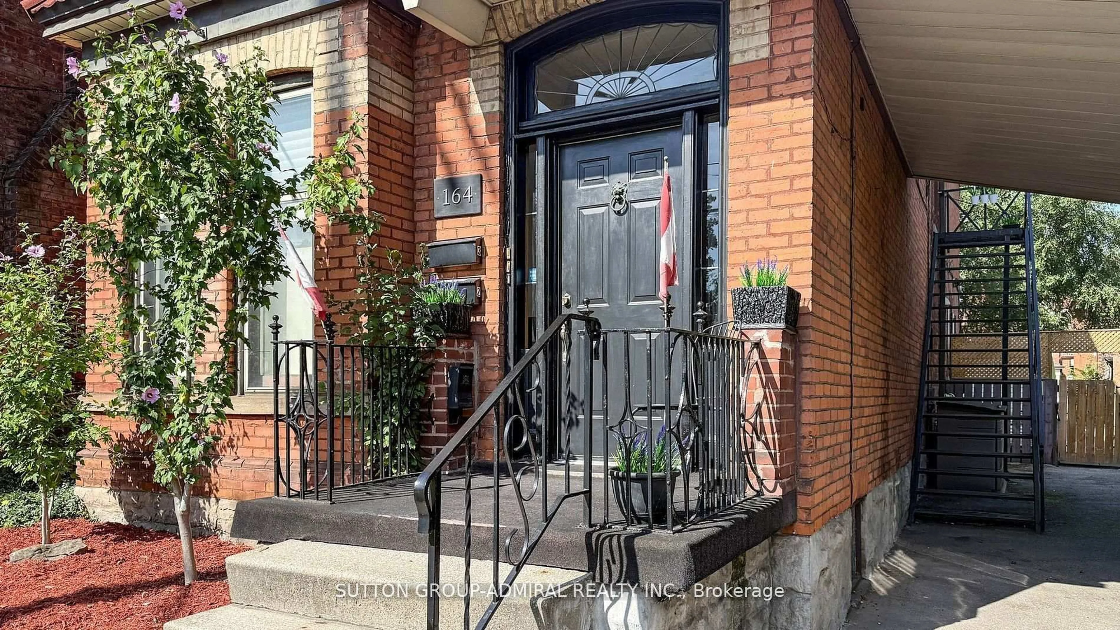 Indoor entryway for 164 Wentworth St, Hamilton Ontario L8N 2Z2