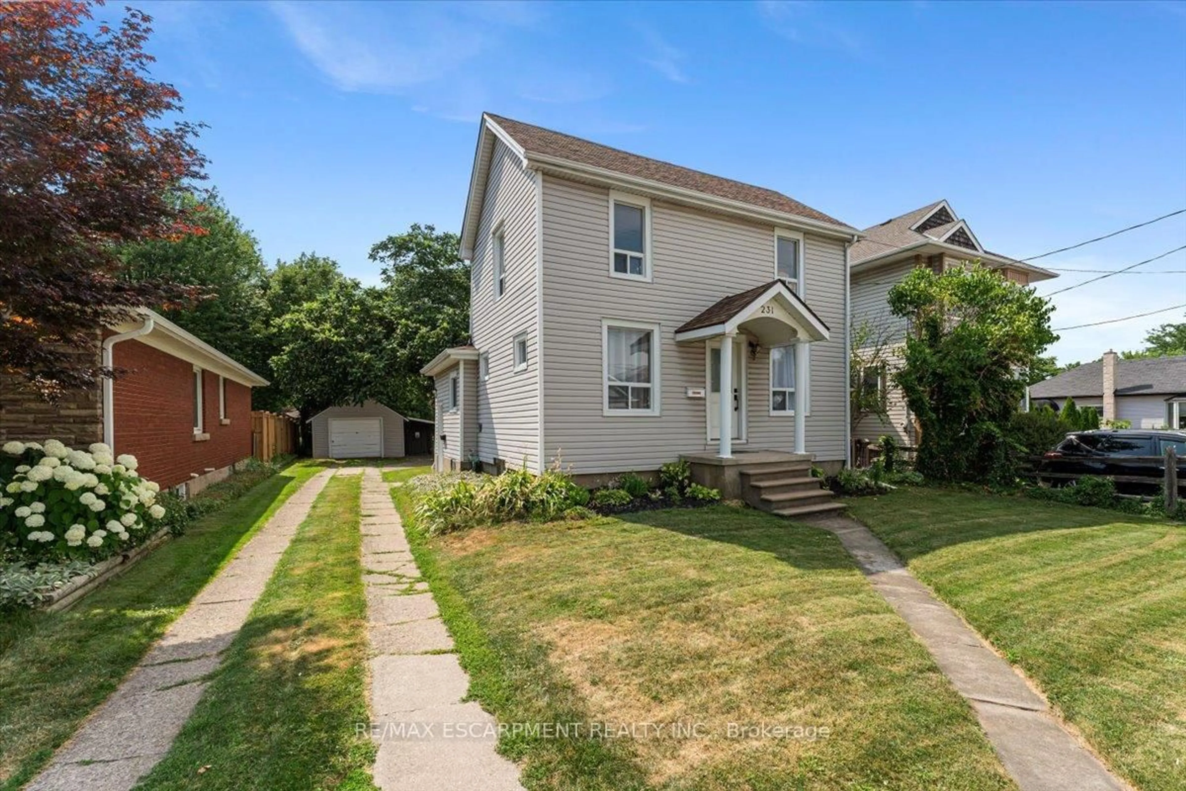 A pic from outside/outdoor area/front of a property/back of a property/a pic from drone, street for 231 Vine St, St. Catharines Ontario L2M 4S9