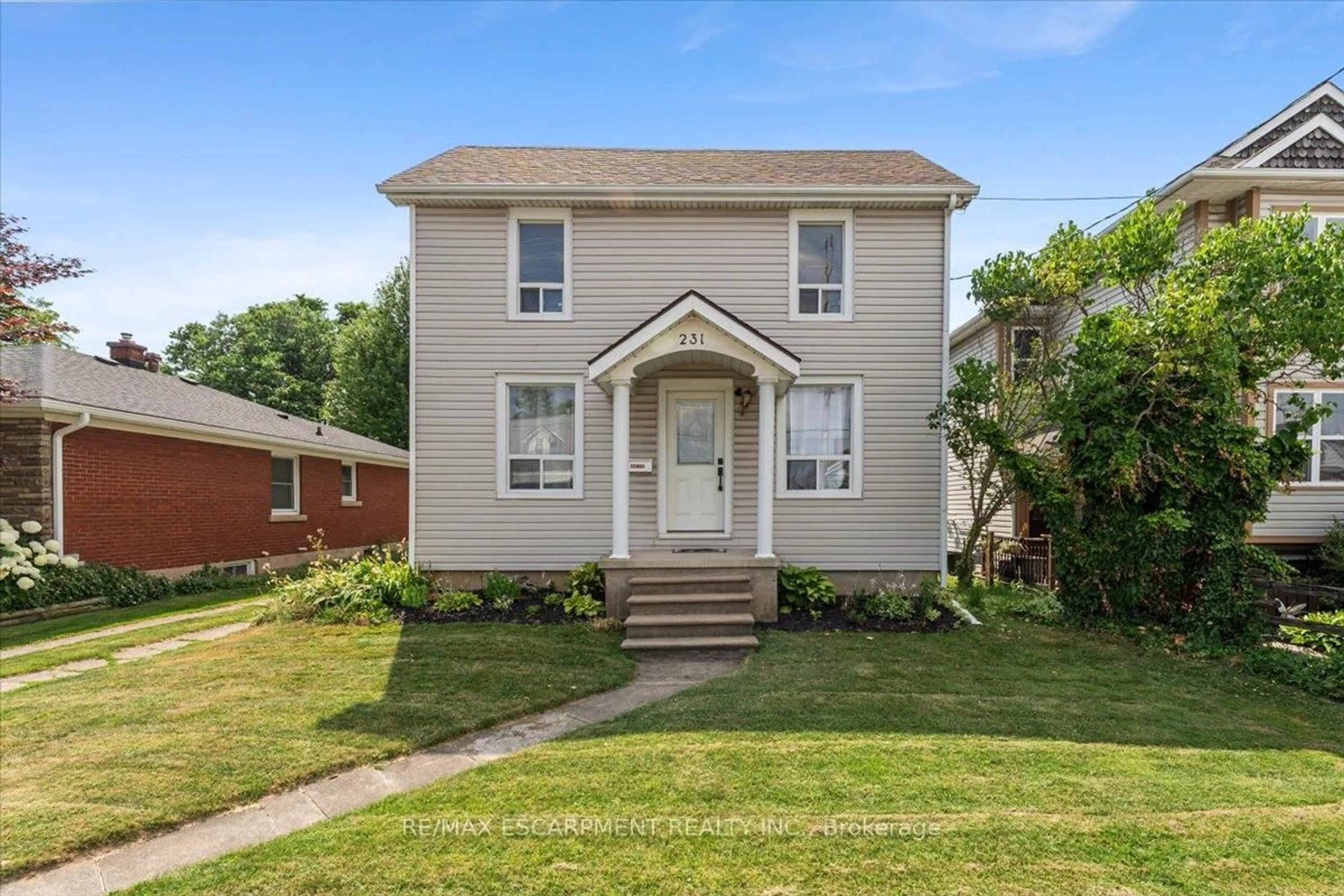 Home with brick exterior material, street for 231 Vine St, St. Catharines Ontario L2M 4S9