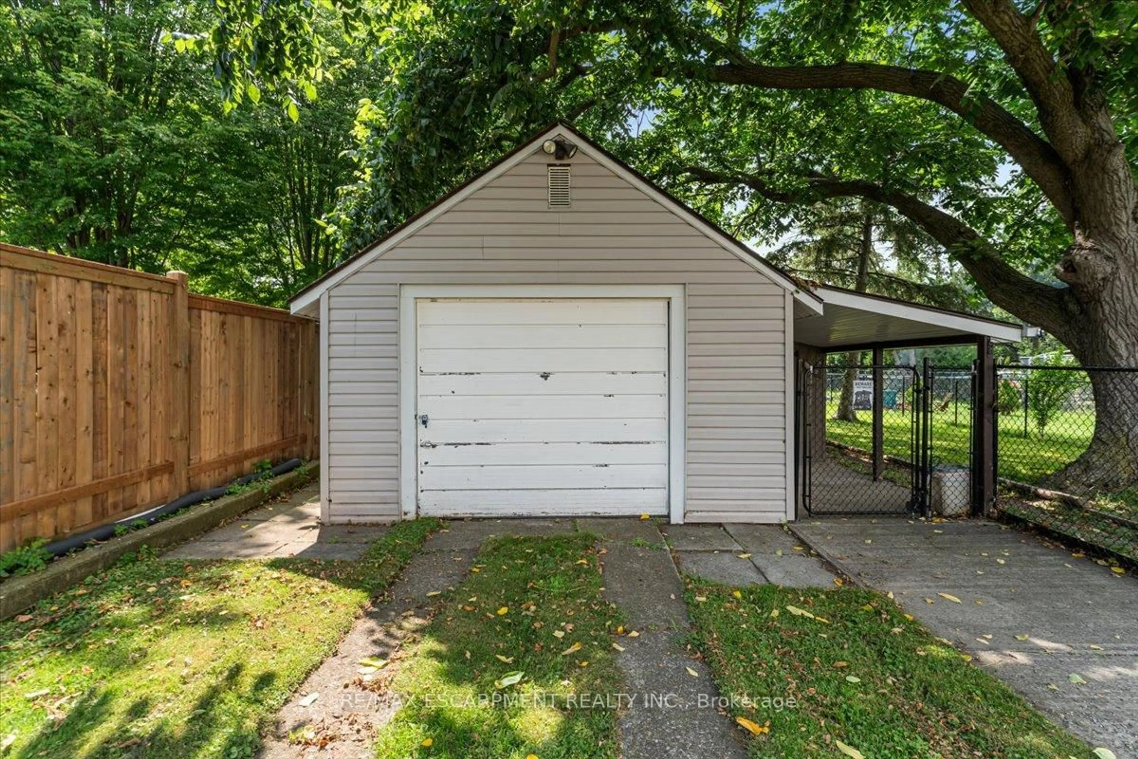 Shed for 231 Vine St, St. Catharines Ontario L2M 4S9