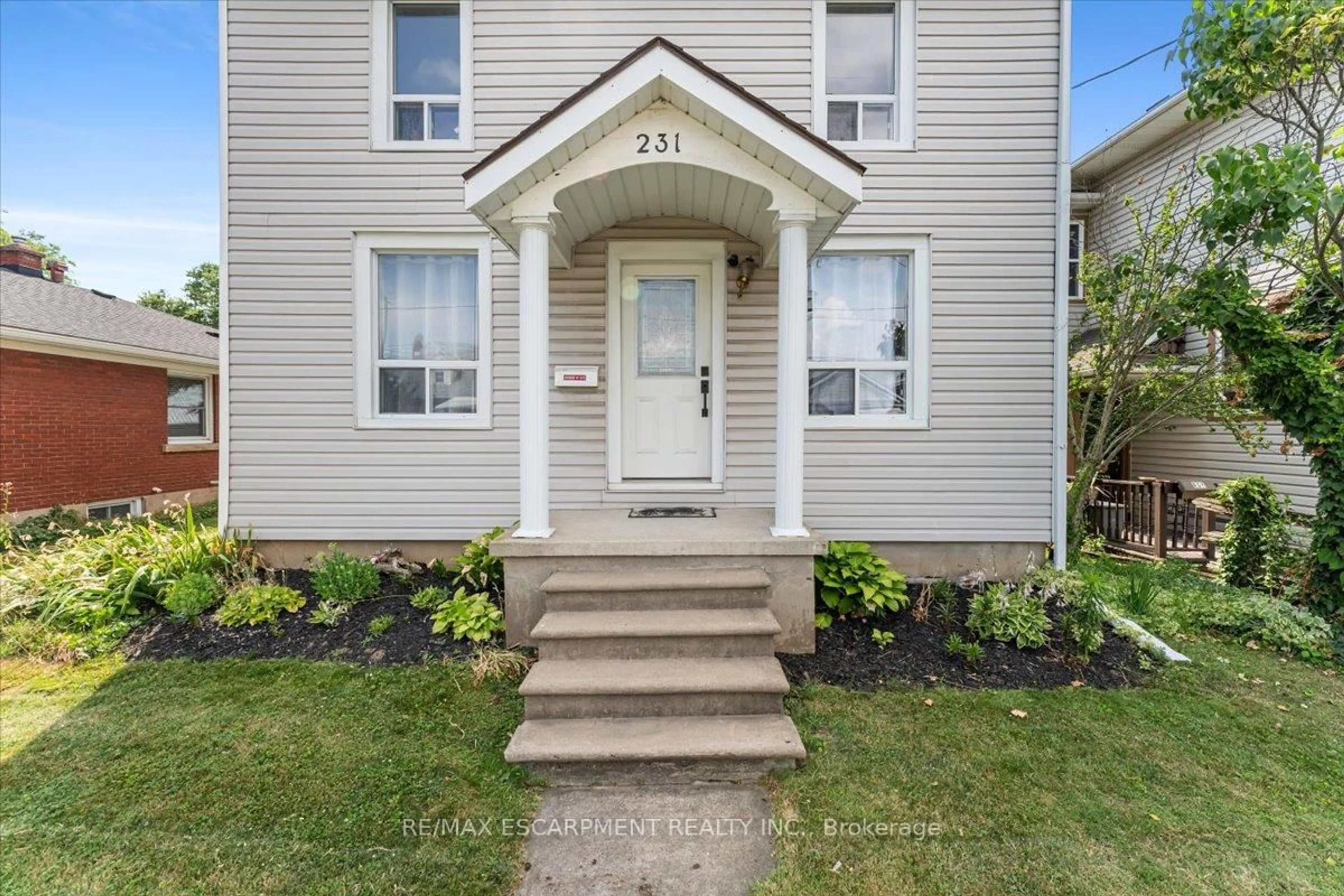 Indoor entryway for 231 Vine St, St. Catharines Ontario L2M 4S9