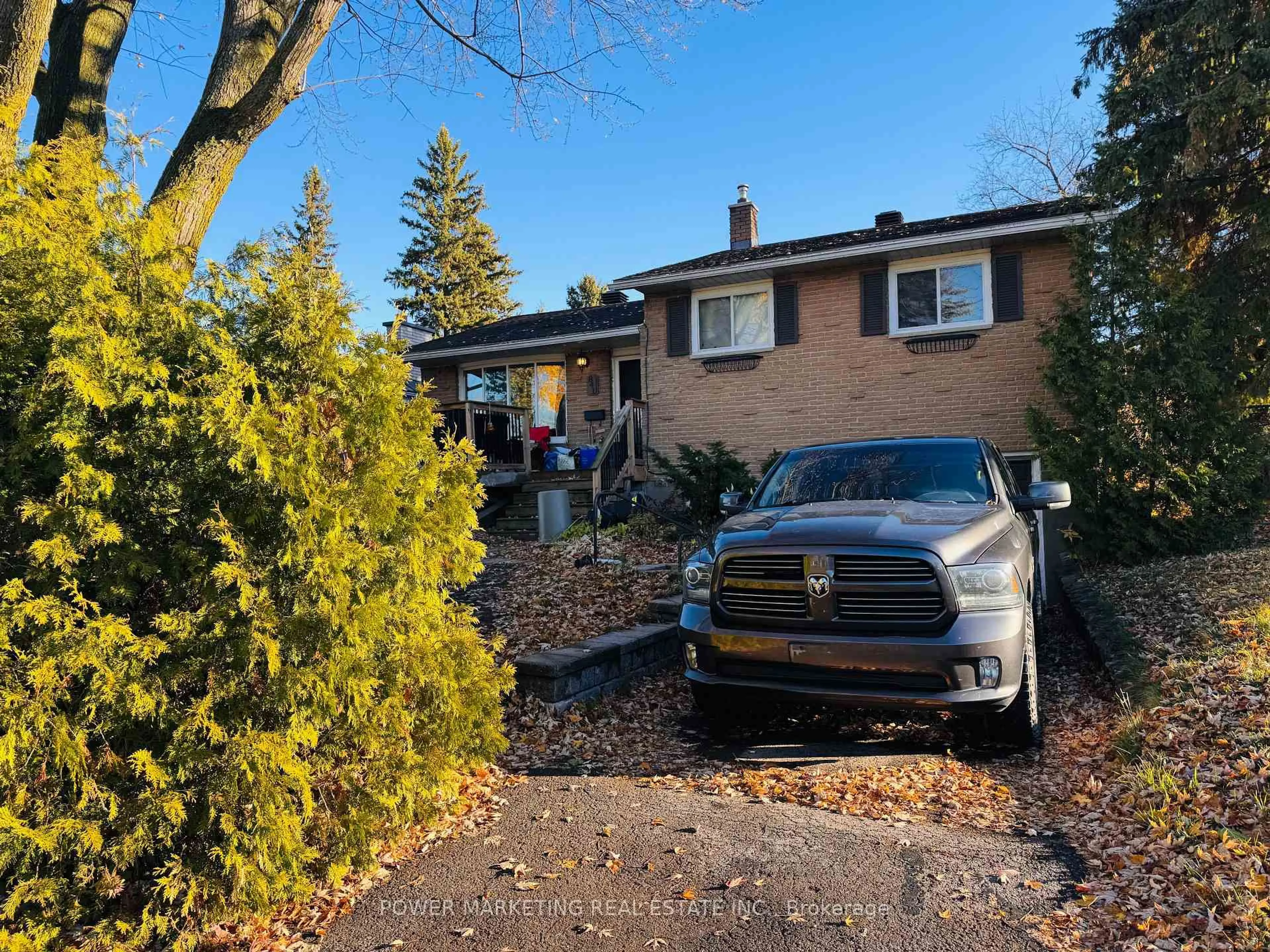 A pic from outside/outdoor area/front of a property/back of a property/a pic from drone, street for 841 BALSAM Dr, Ottawa Ontario K1E 1B8