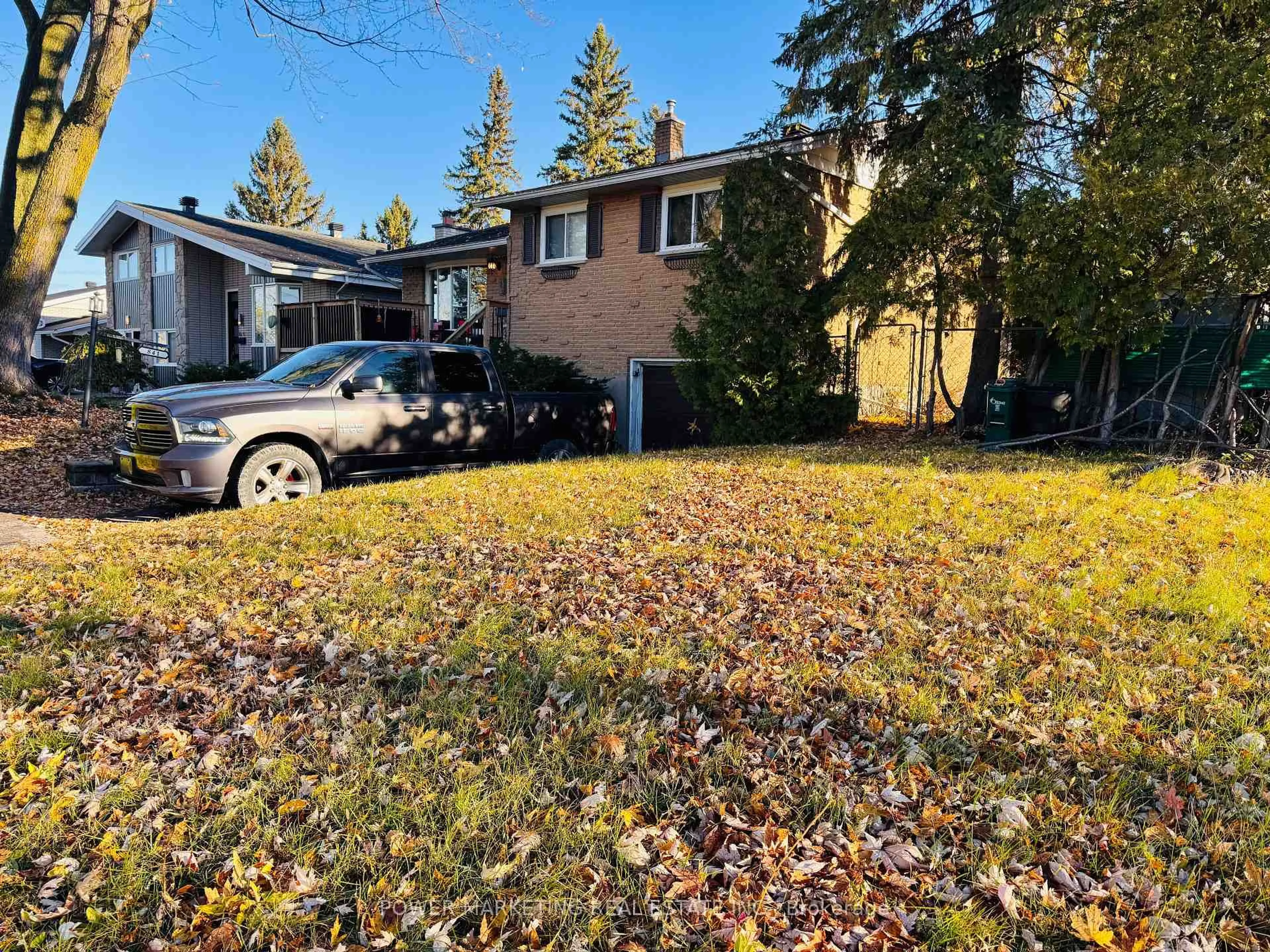 A pic from outside/outdoor area/front of a property/back of a property/a pic from drone, street for 841 BALSAM Dr, Ottawa Ontario K1E 1B8