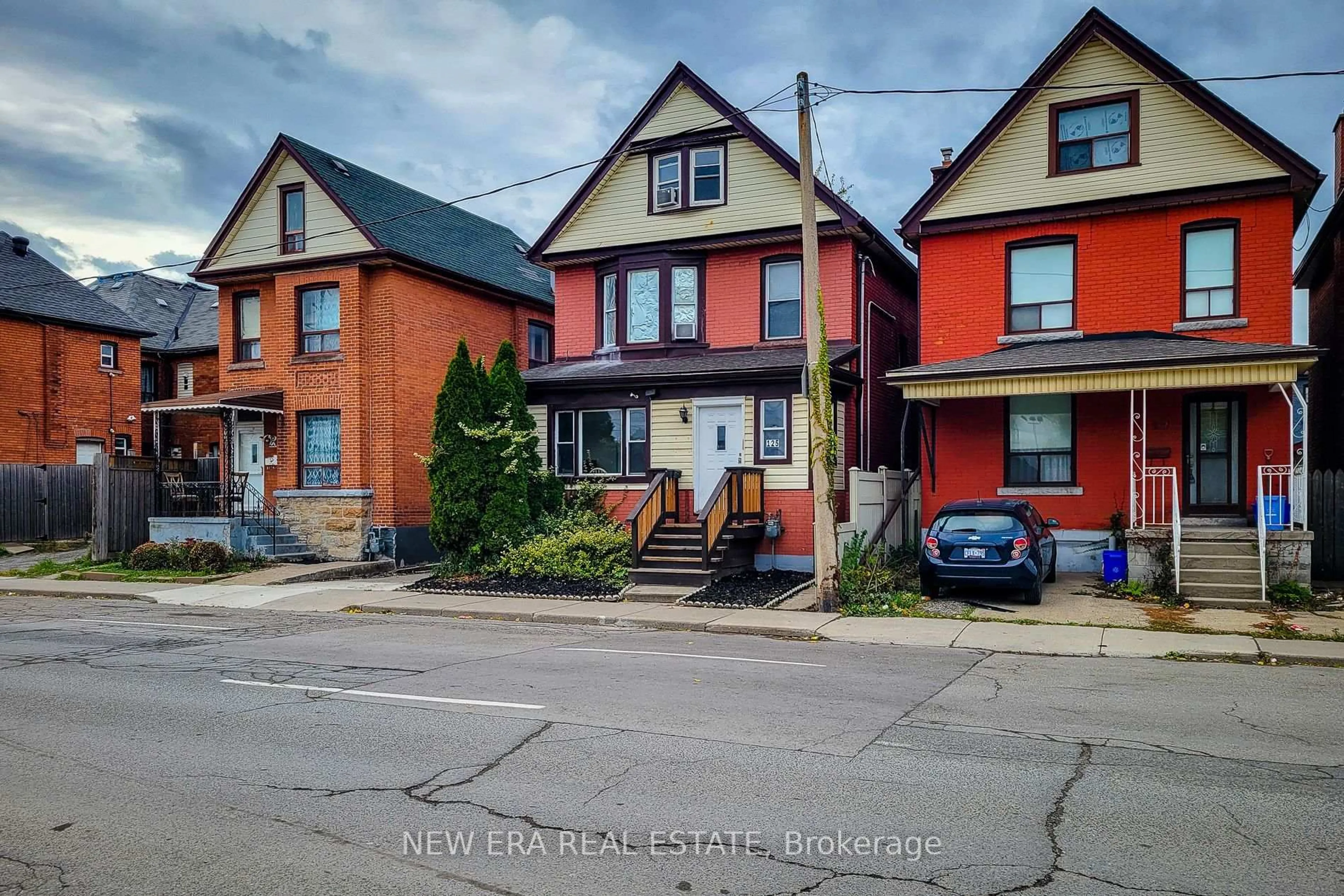 Home with brick exterior material, street for 125 Sanford Ave, Hamilton Ontario L8L 5Z4