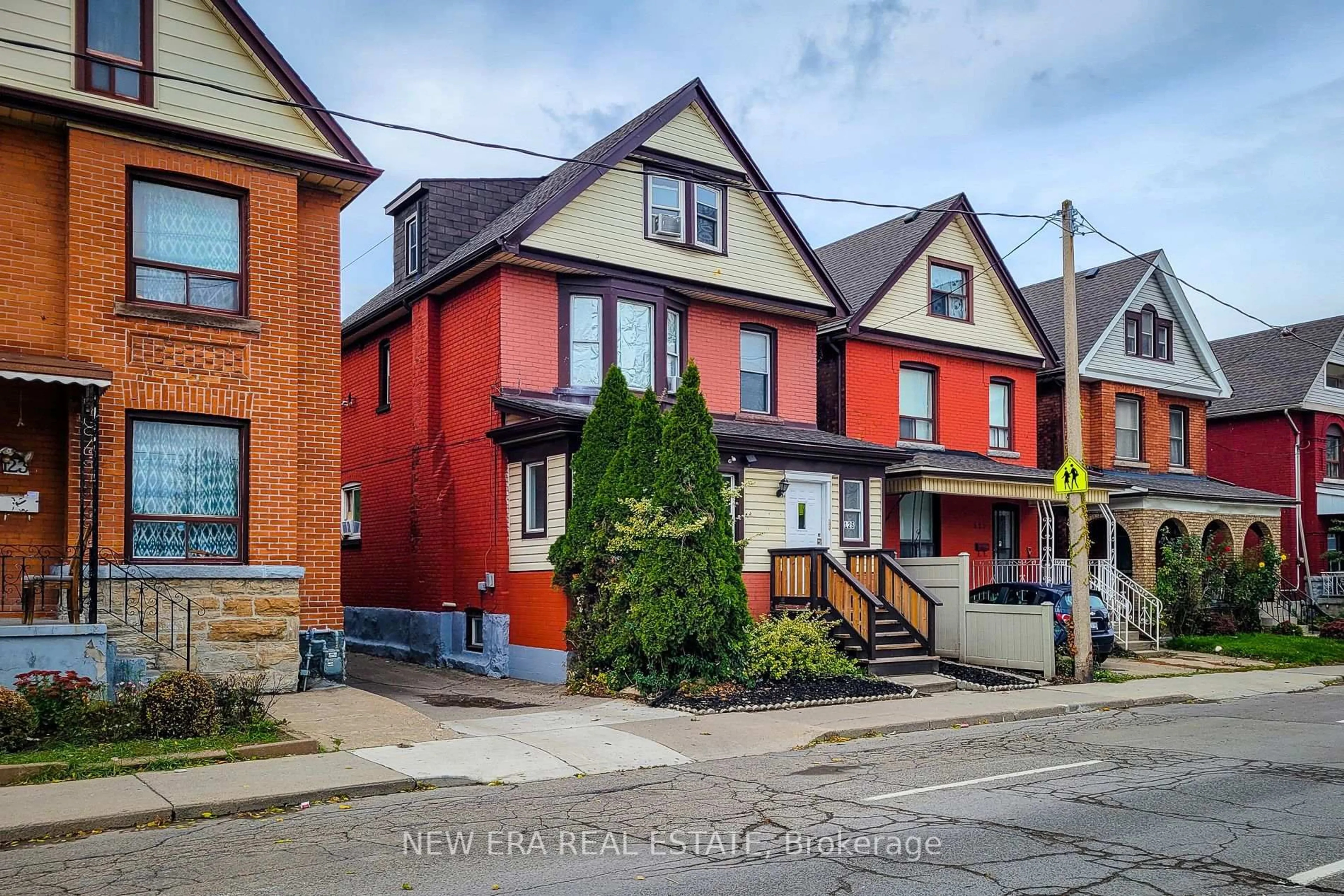 Home with brick exterior material, street for 125 Sanford Ave, Hamilton Ontario L8L 5Z4