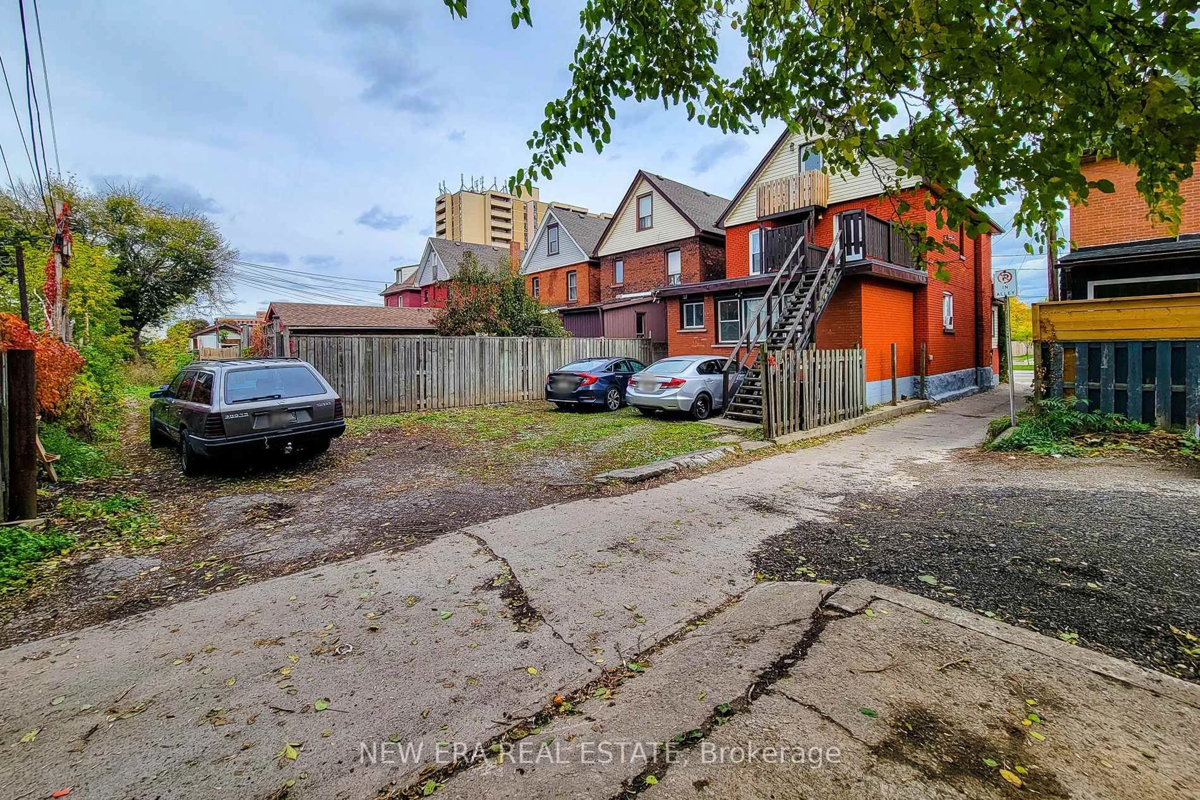 A pic from outside/outdoor area/front of a property/back of a property/a pic from drone, street for 125 Sanford Ave, Hamilton Ontario L8L 5Z4