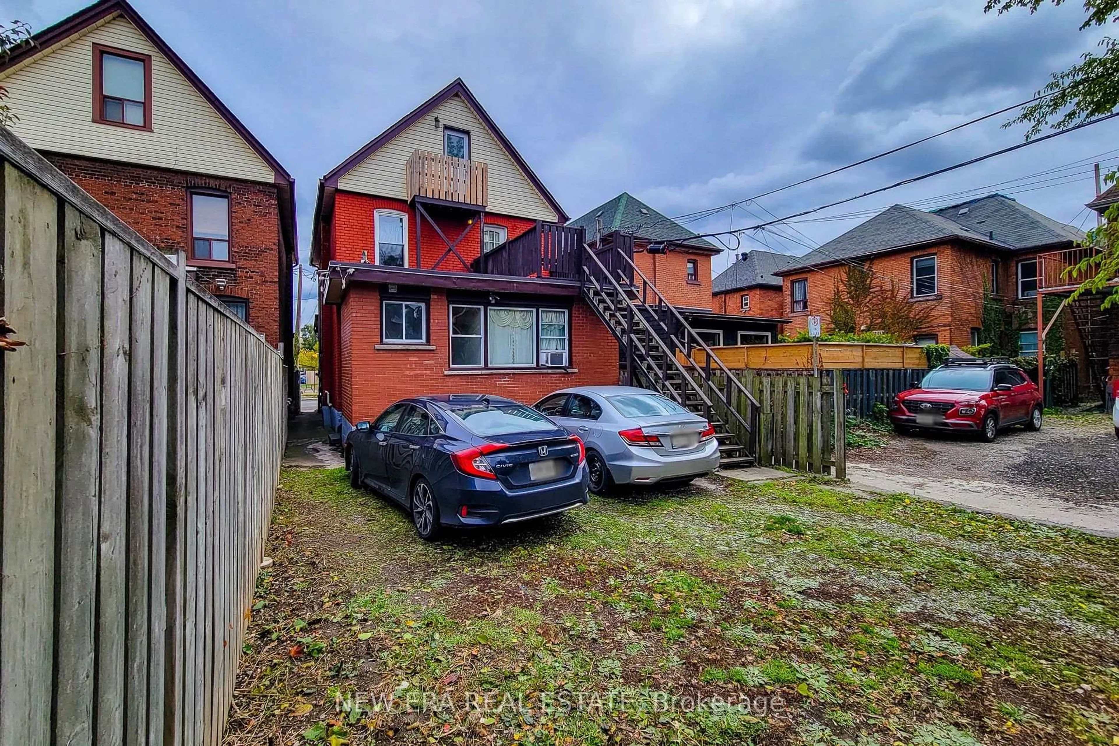 A pic from outside/outdoor area/front of a property/back of a property/a pic from drone, street for 125 Sanford Ave, Hamilton Ontario L8L 5Z4