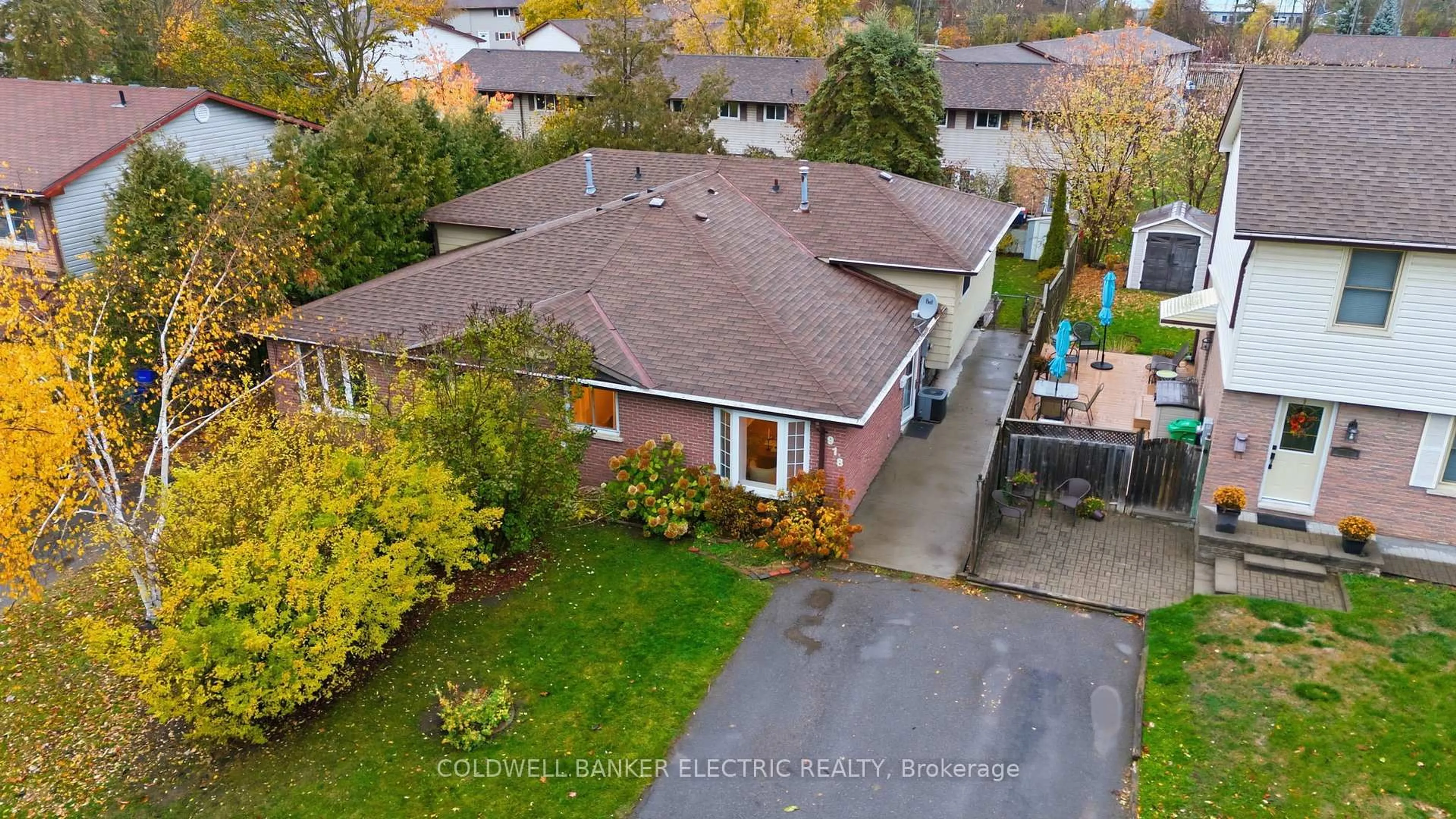 A pic from outside/outdoor area/front of a property/back of a property/a pic from drone, street for 918 Rochelle Crt, Peterborough Ontario K9J 1J7