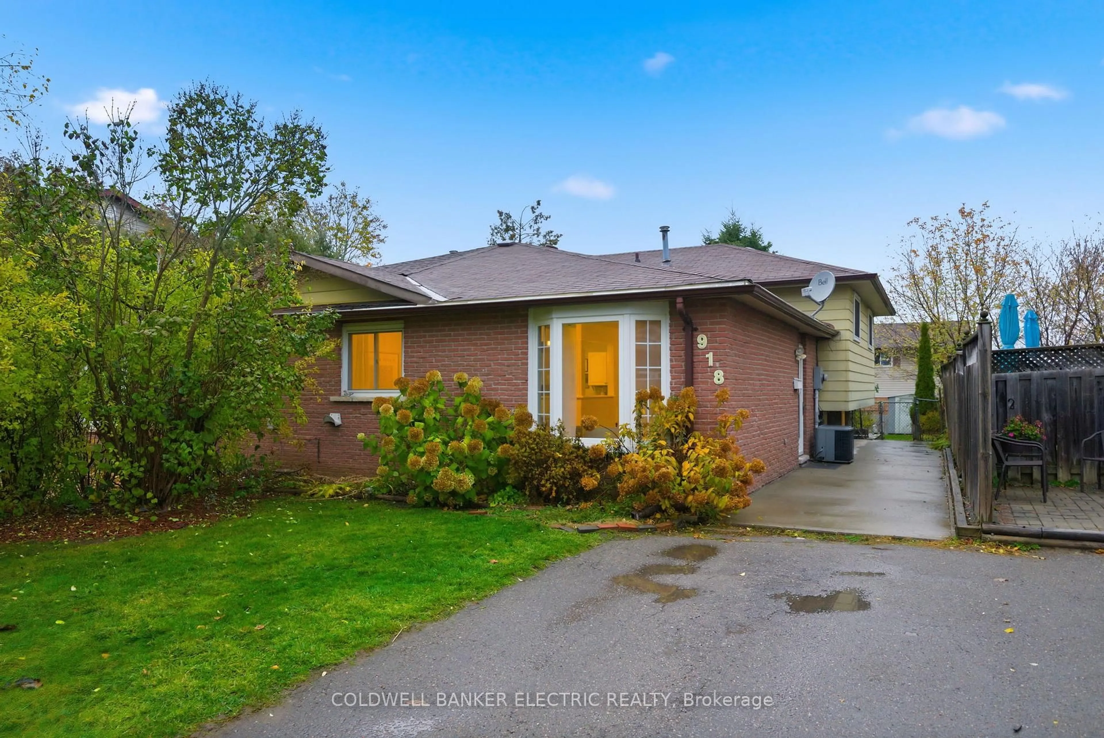 Home with vinyl exterior material, street for 918 Rochelle Crt, Peterborough Ontario K9J 1J7