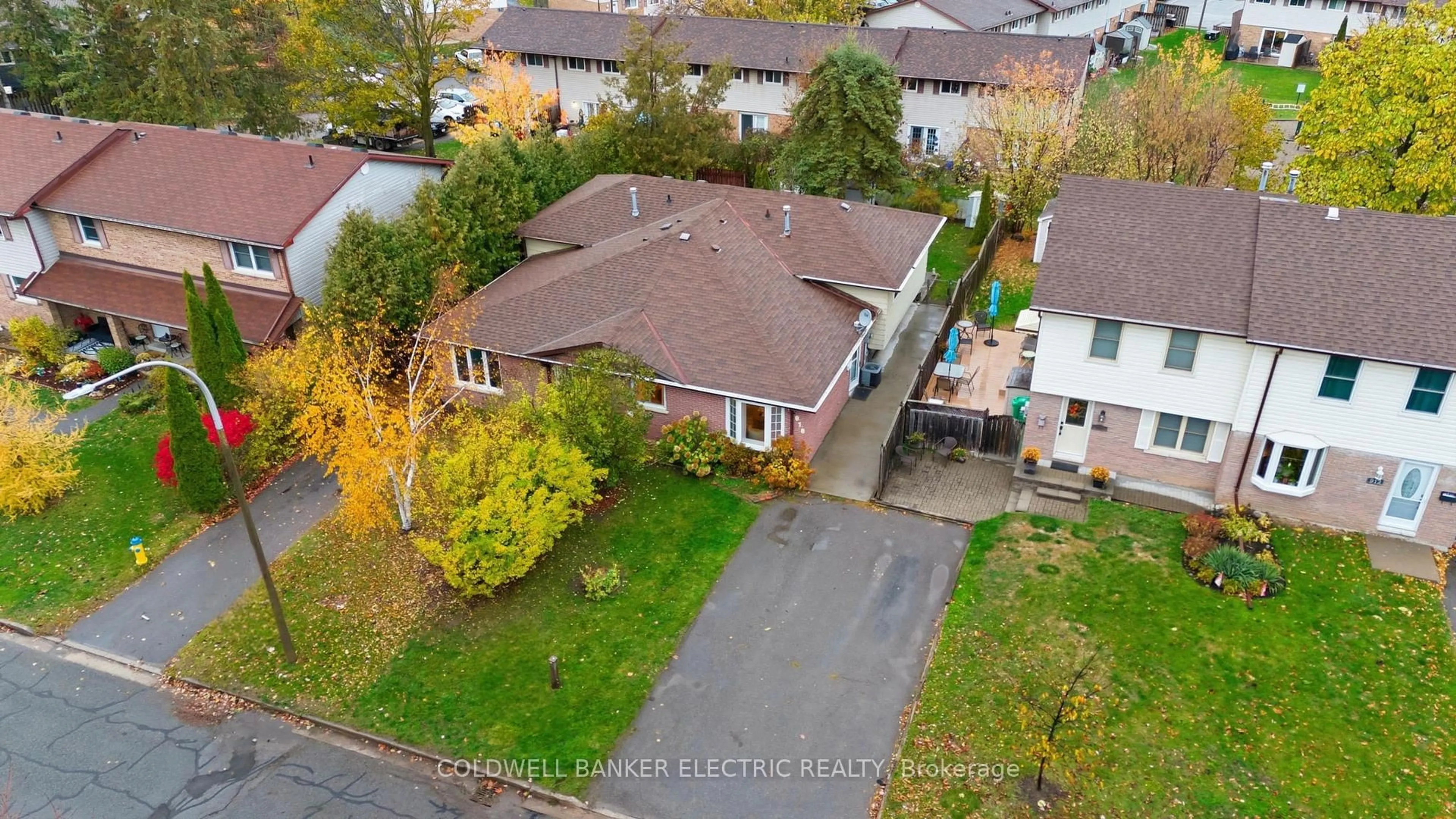 A pic from outside/outdoor area/front of a property/back of a property/a pic from drone, street for 918 Rochelle Crt, Peterborough Ontario K9J 1J7