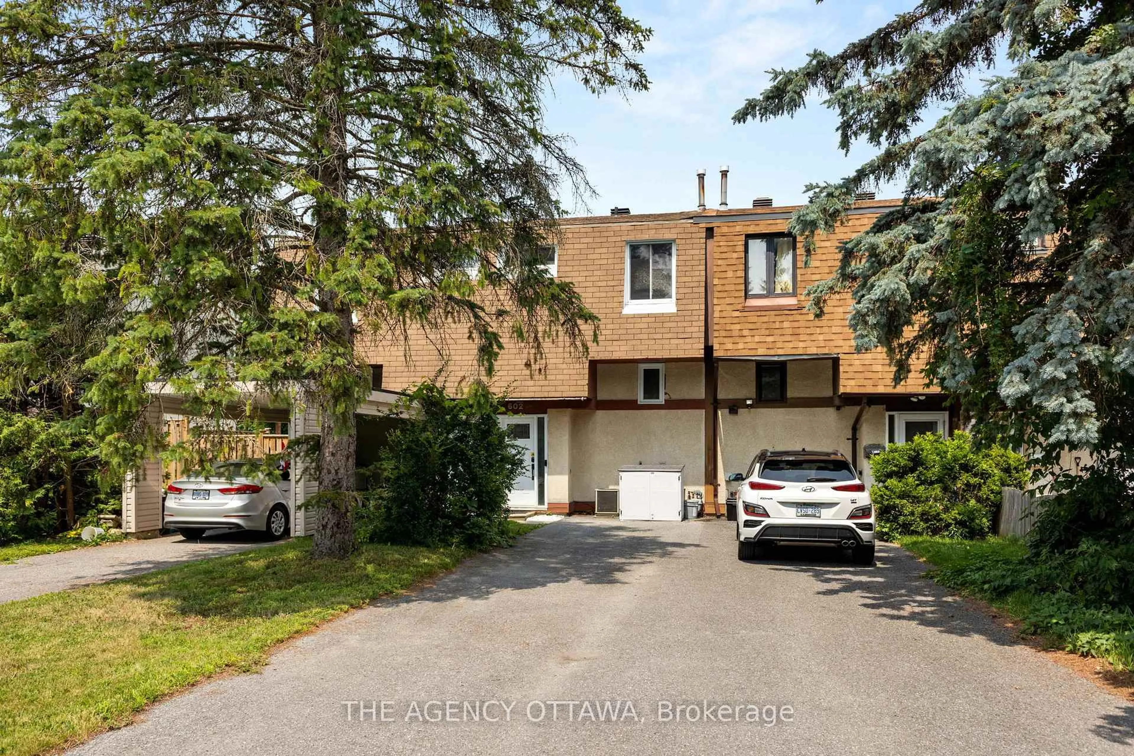 A pic from outside/outdoor area/front of a property/back of a property/a pic from drone, street for 602 Seyton Dr, Ottawa Ontario K2H 7X5