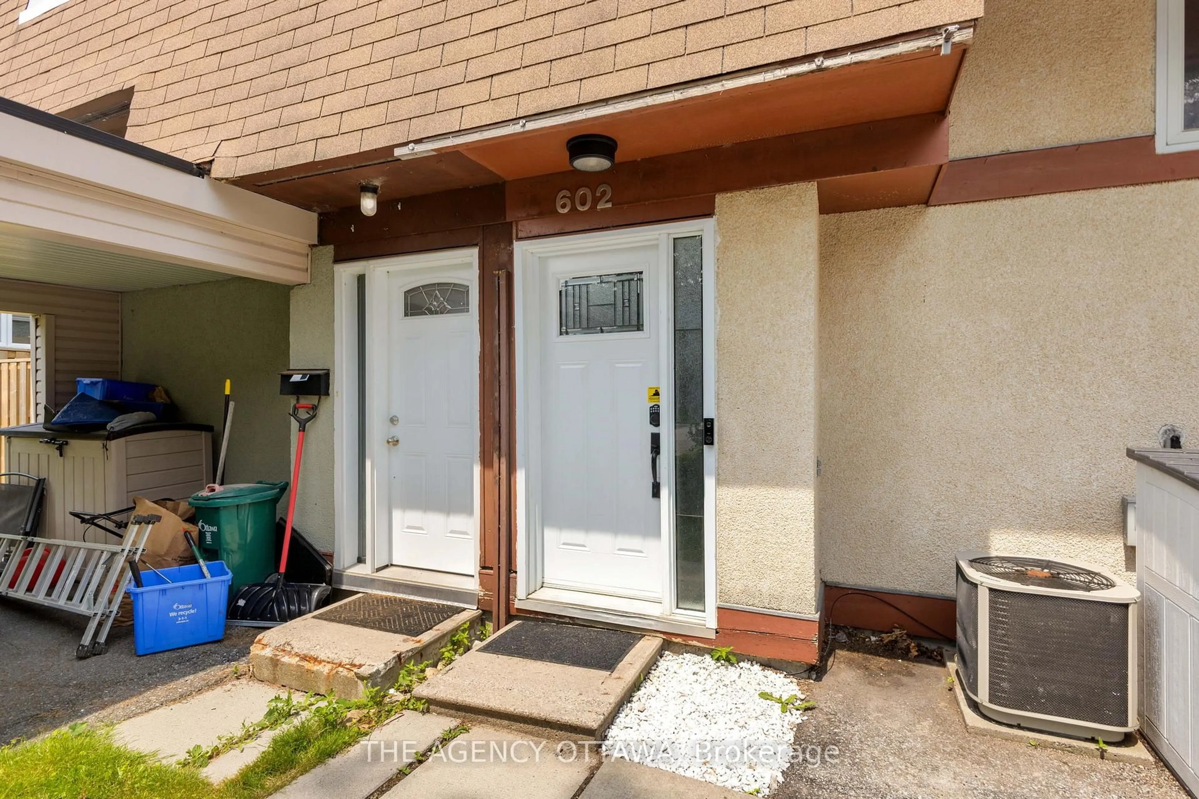 Indoor entryway for 602 Seyton Dr, Ottawa Ontario K2H 7X5