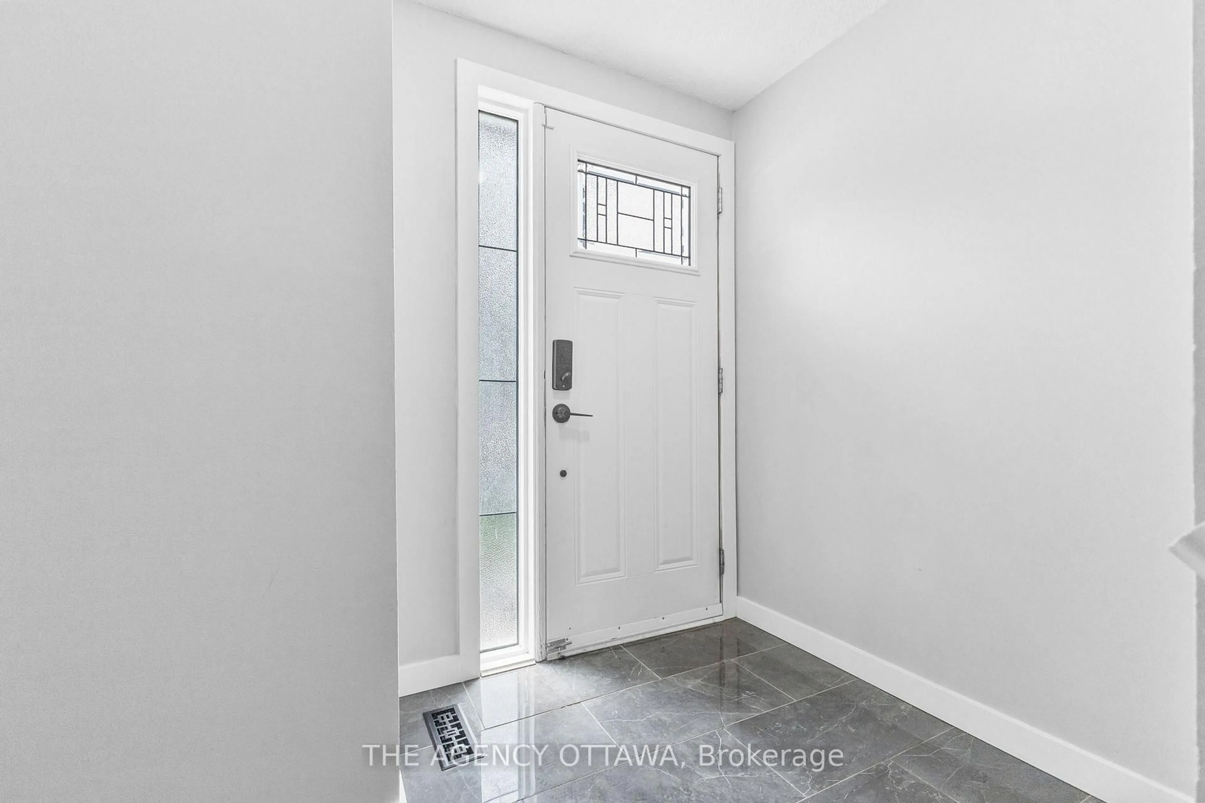 Indoor entryway for 602 Seyton Dr, Ottawa Ontario K2H 7X5