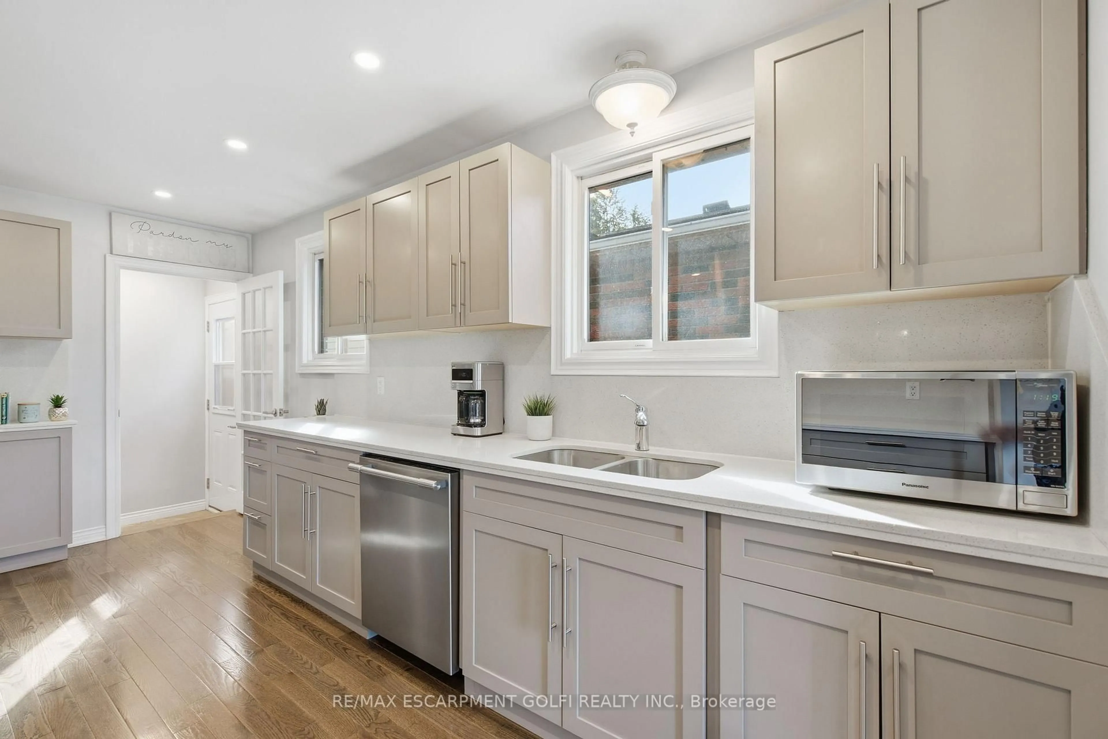 Open concept kitchen, ceramic/tile floor for 146 Lavina Cres, Hamilton Ontario L9C 6R8