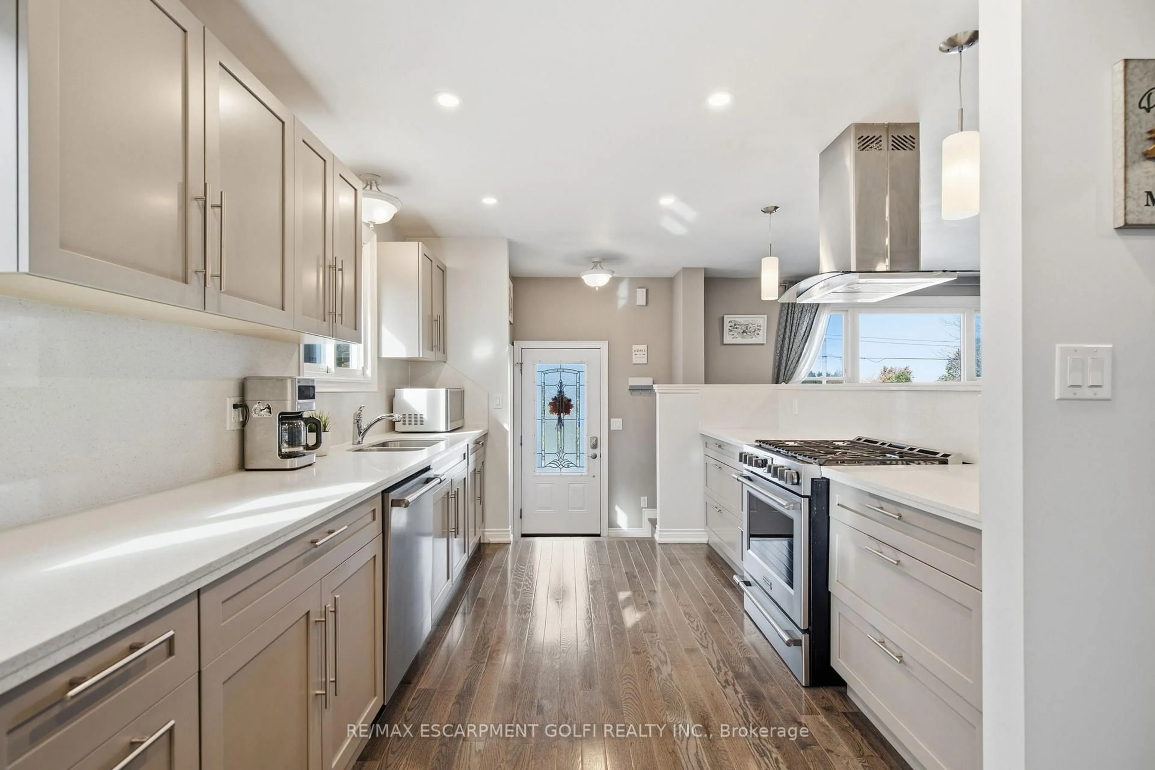 Contemporary kitchen, unknown for 146 Lavina Cres, Hamilton Ontario L9C 6R8