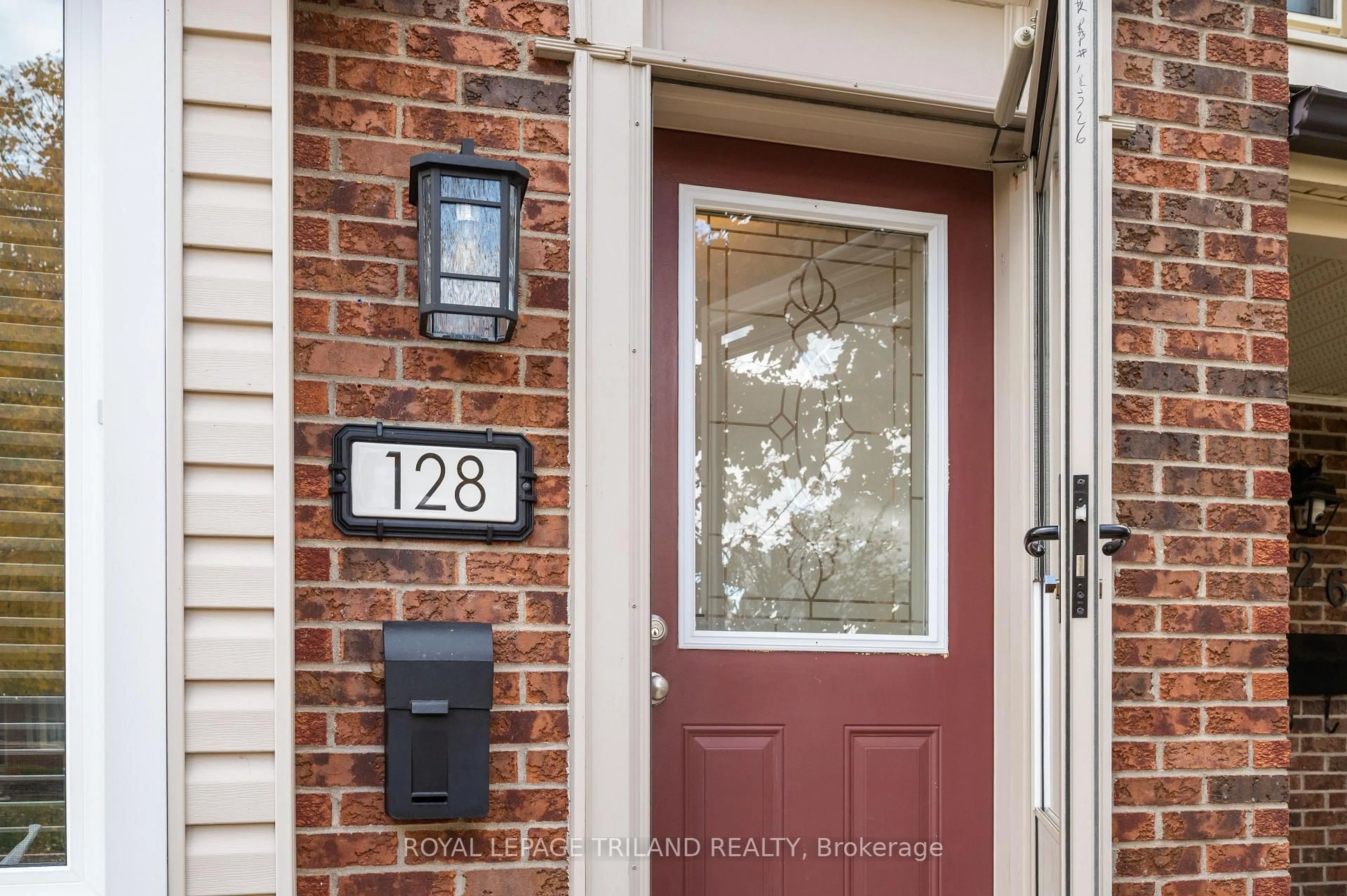 Indoor entryway for 128 Garland Lane, London East Ontario N5V 3K8