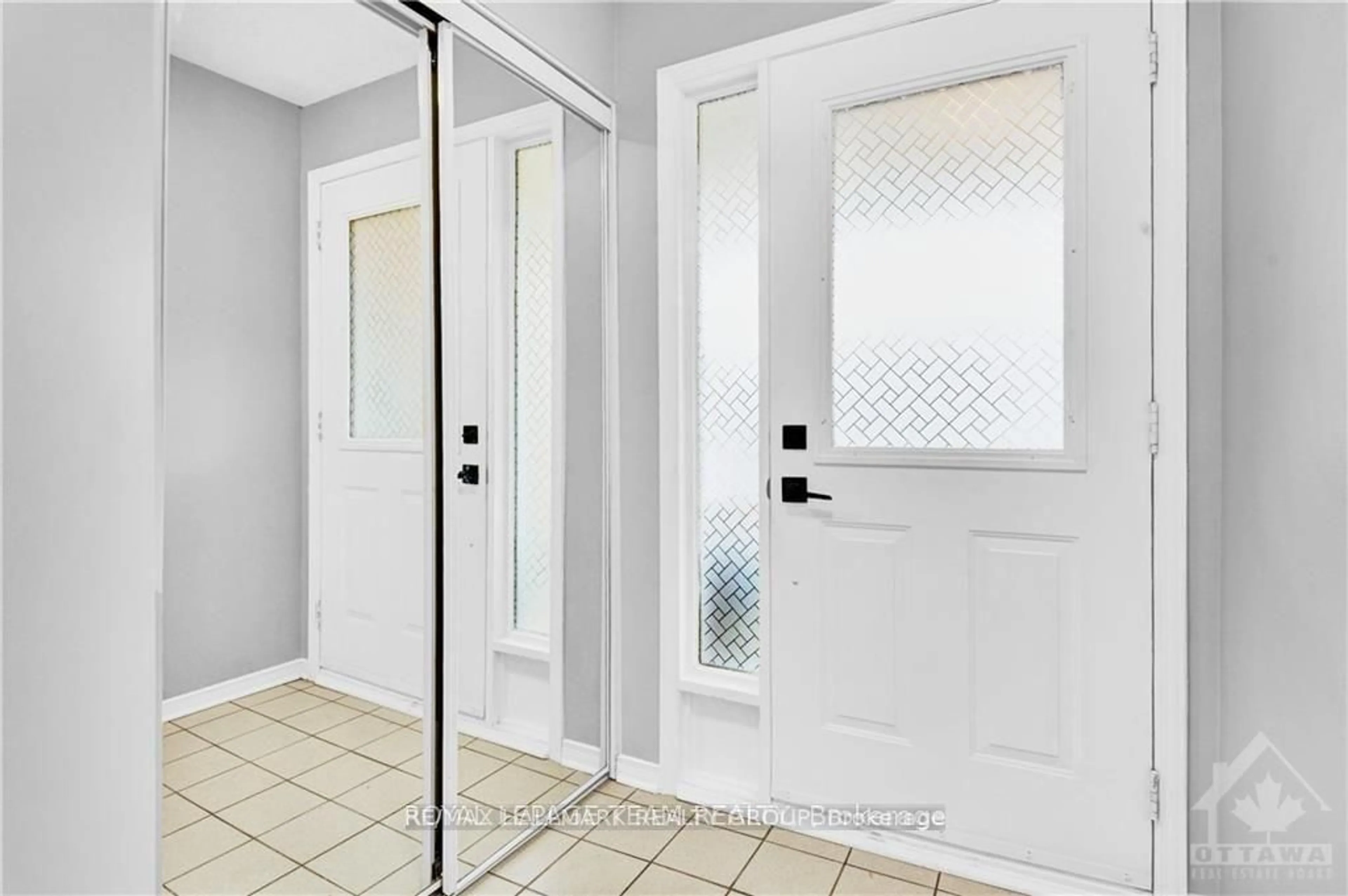 Indoor entryway for 133 WOODPARK Way, Ottawa Ontario K2J 4C7
