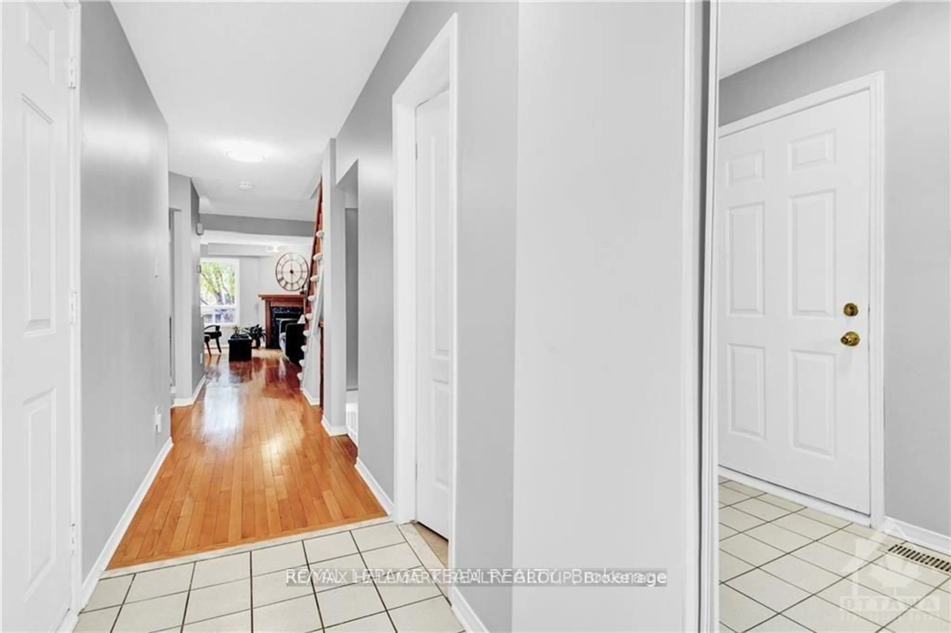 Indoor foyer for 133 WOODPARK Way, Ottawa Ontario K2J 4C7