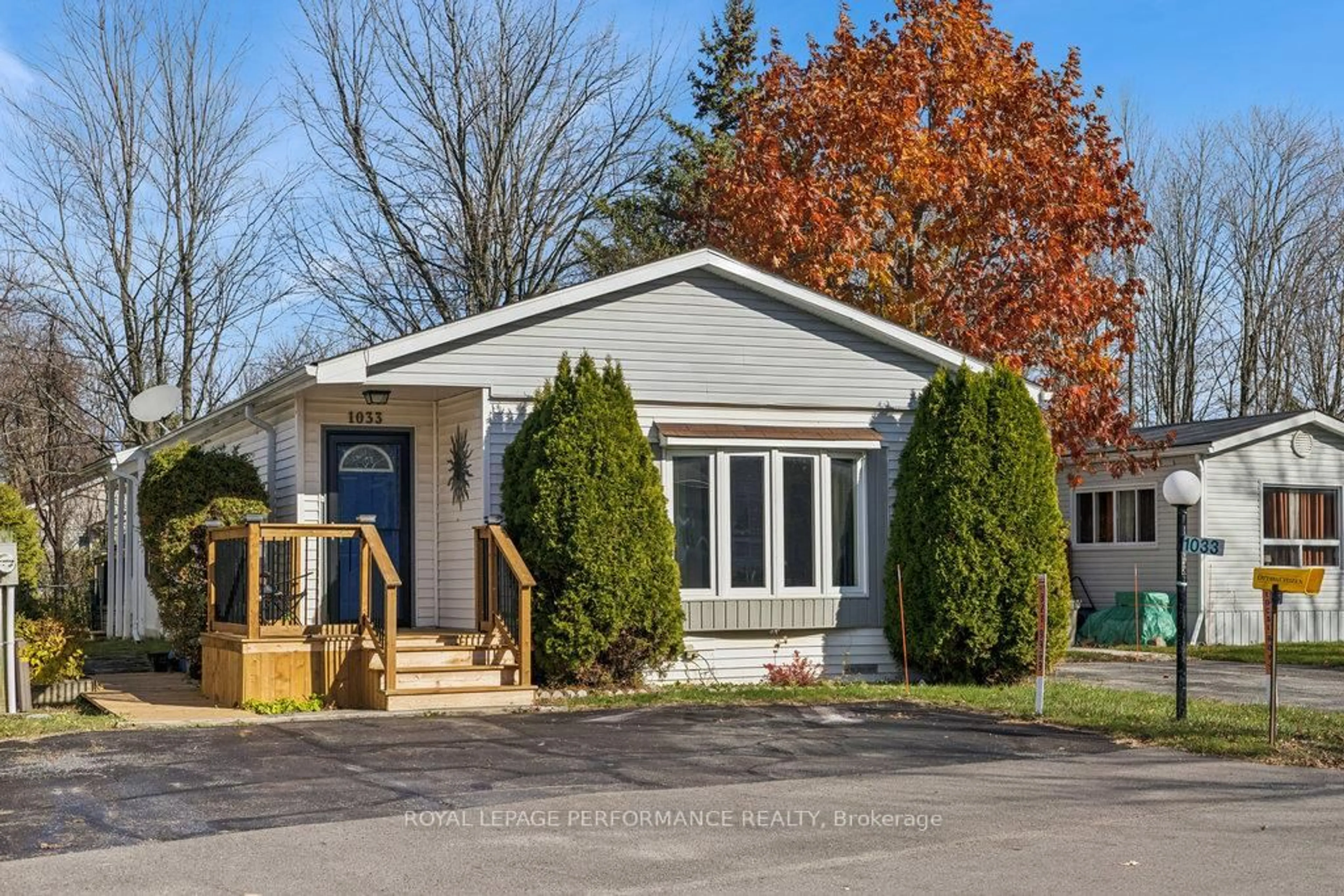 Home with vinyl exterior material, street for 1033 Vista Barrett Private, Greely Ontario K4P 1C8