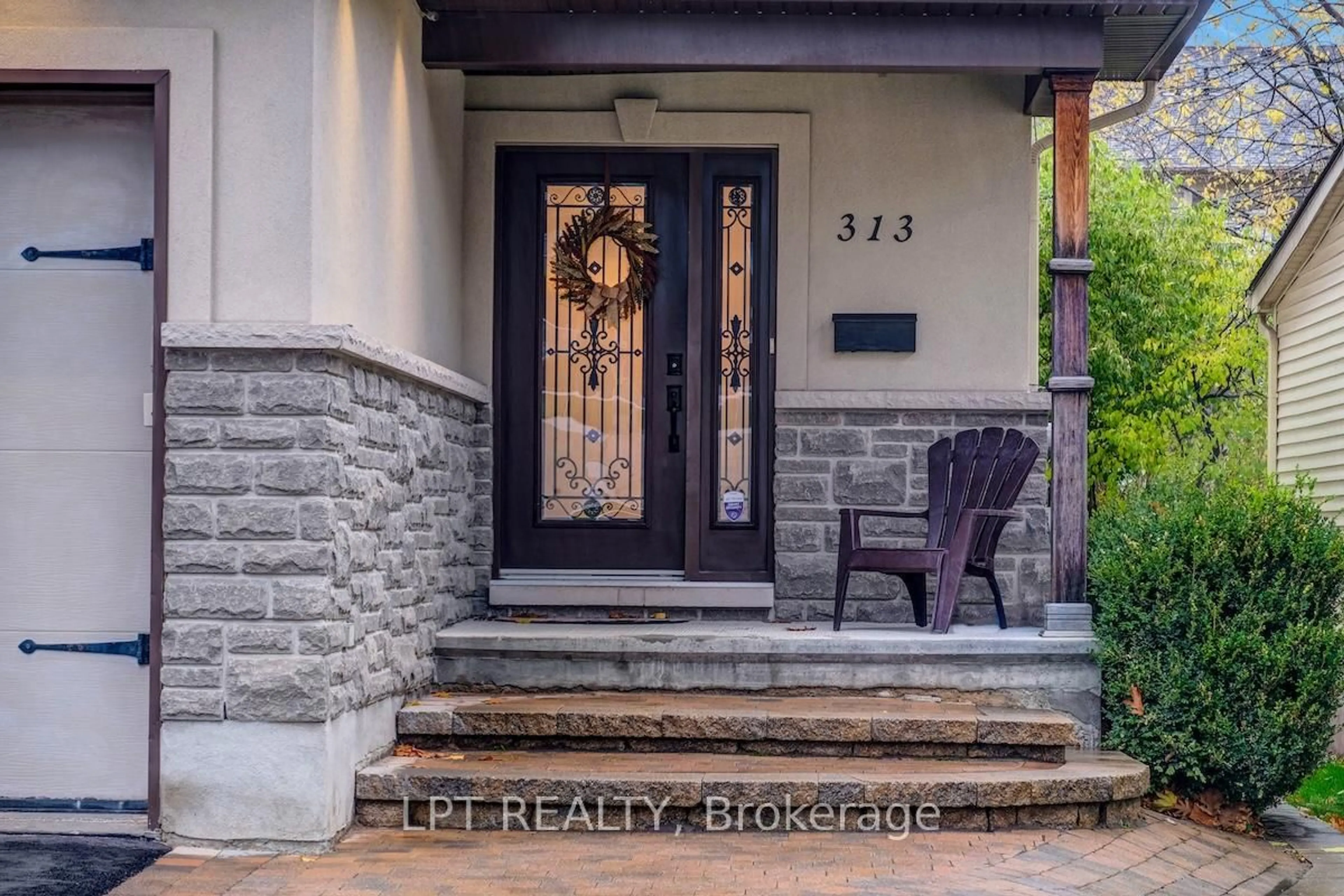 Indoor entryway for 313 Clifton Rd, Ottawa Ontario K1Z 5V1