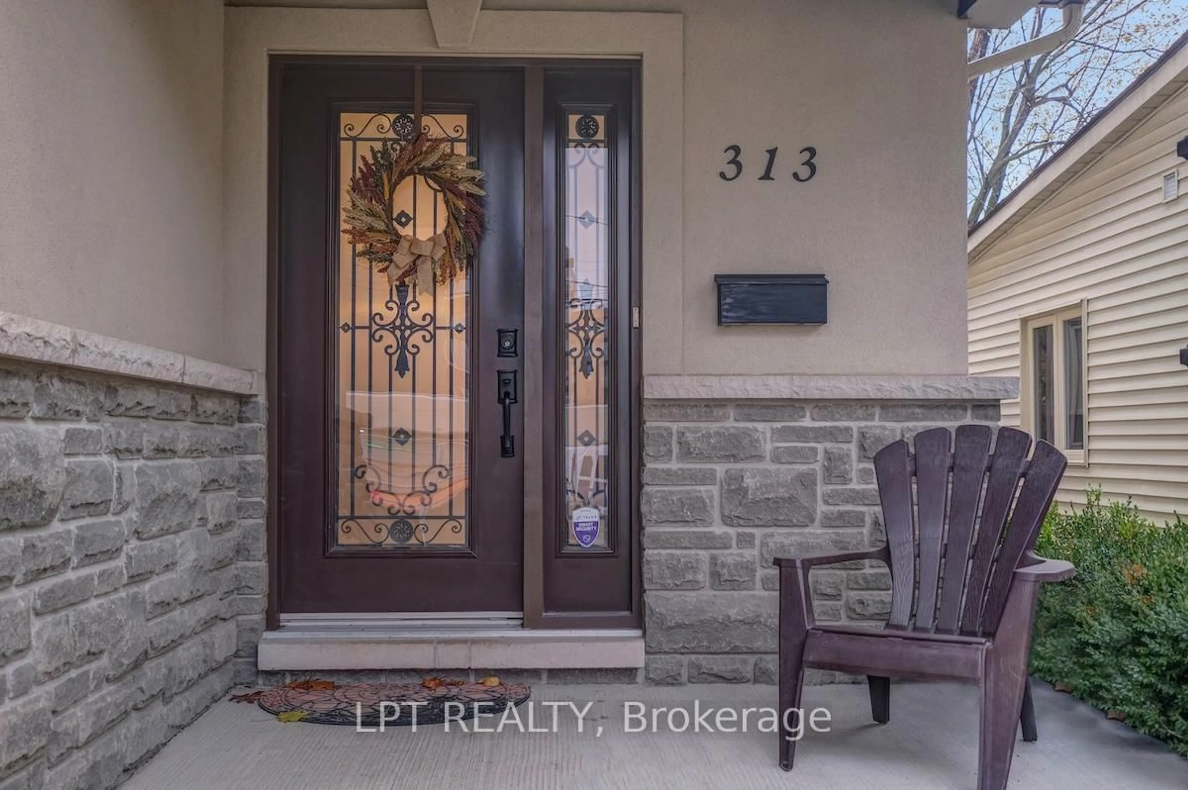 Indoor entryway for 313 Clifton Rd, Ottawa Ontario K1Z 5V1