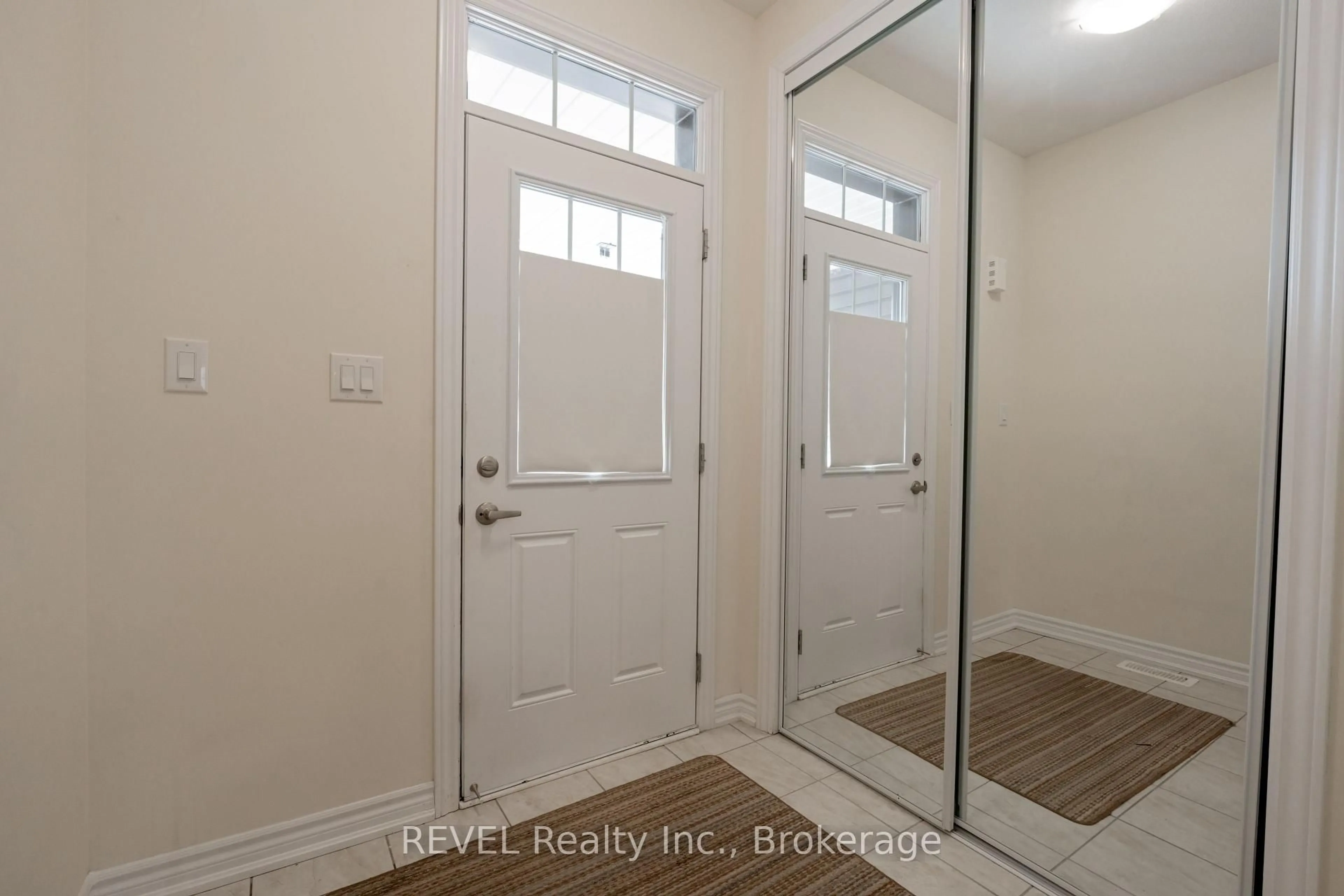 Indoor entryway for 52 EVER SWEET Way, Thorold Ontario L2V 0R6