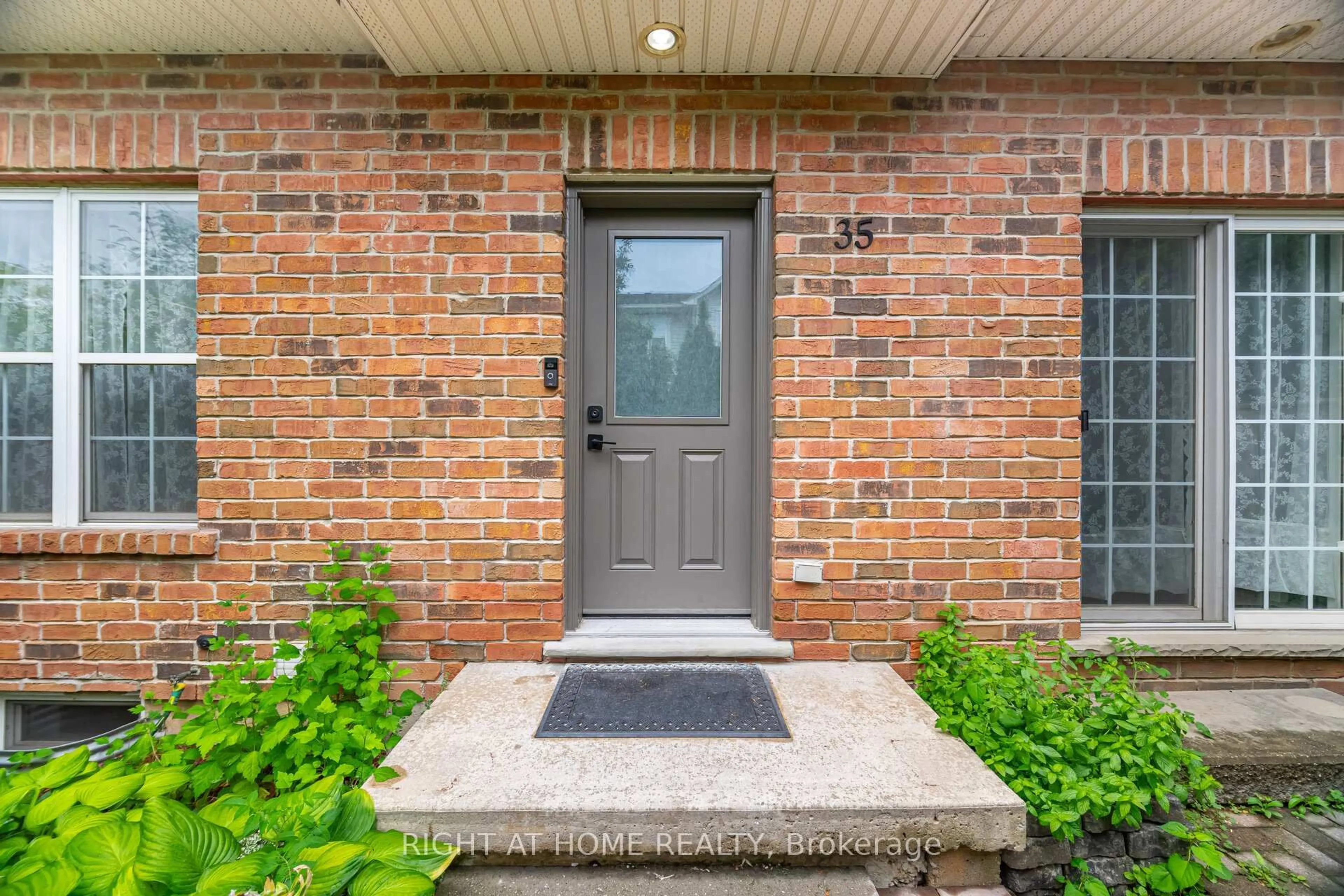 Indoor entryway for 1085 Harrogate Dr #35, Hamilton Ontario L9K 1R2