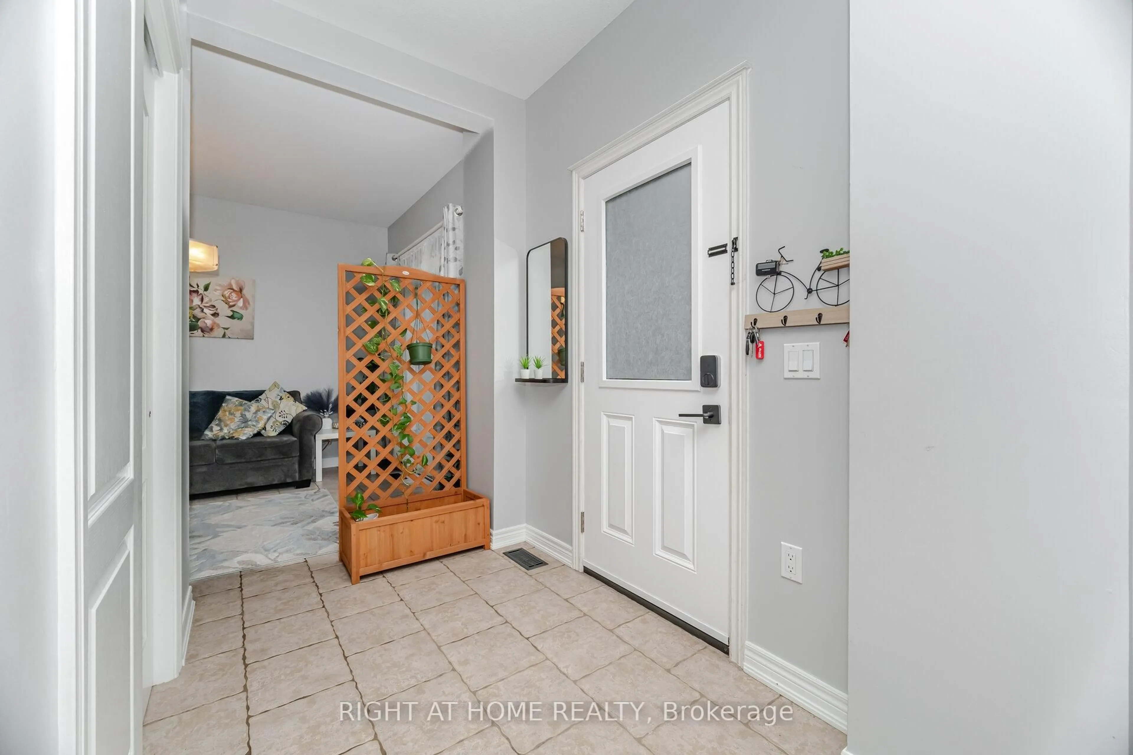 Indoor entryway for 1085 Harrogate Dr #35, Hamilton Ontario L9K 1R2