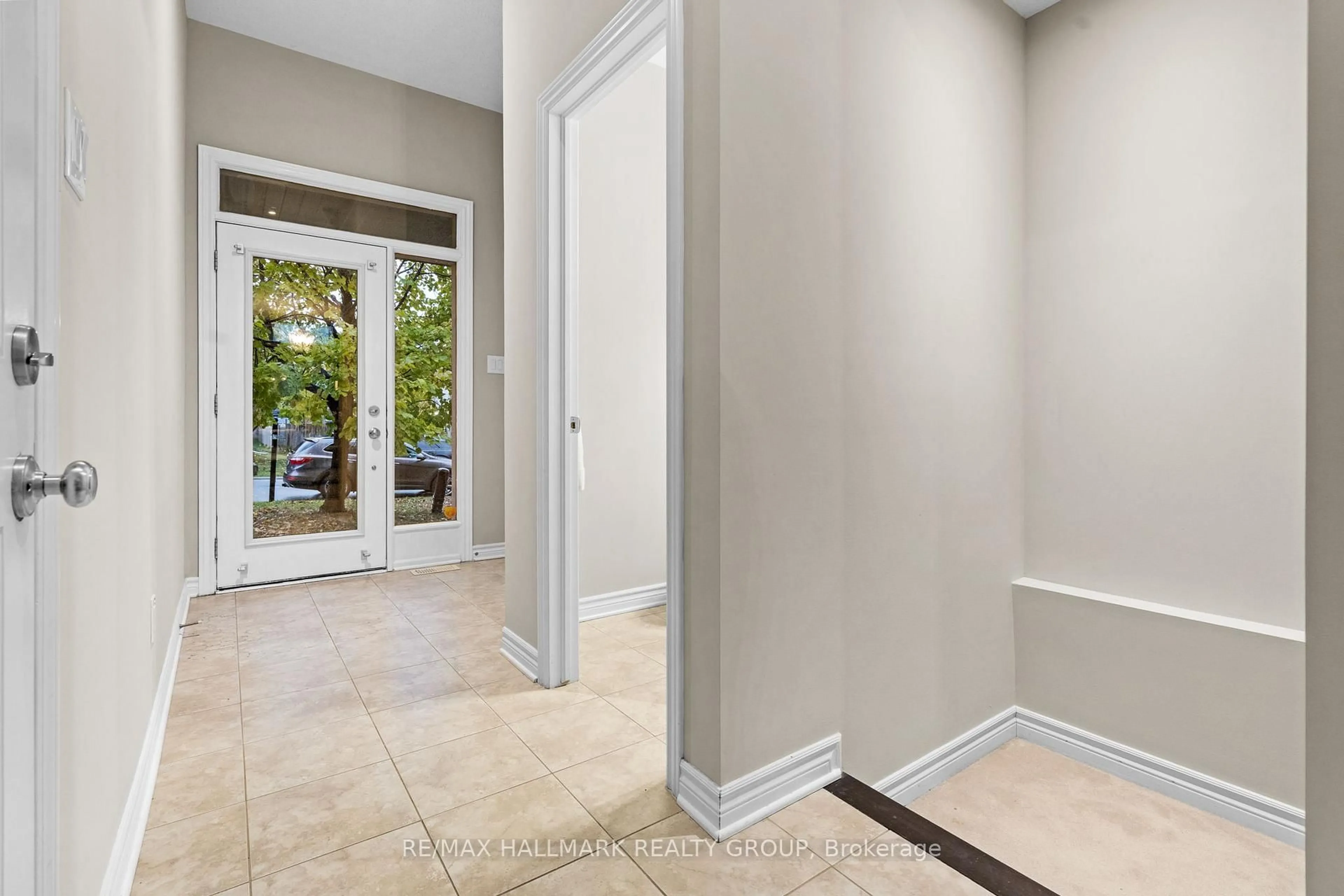 Indoor entryway for 938 Fletcher Circ, Ottawa Ontario K2T 0B7