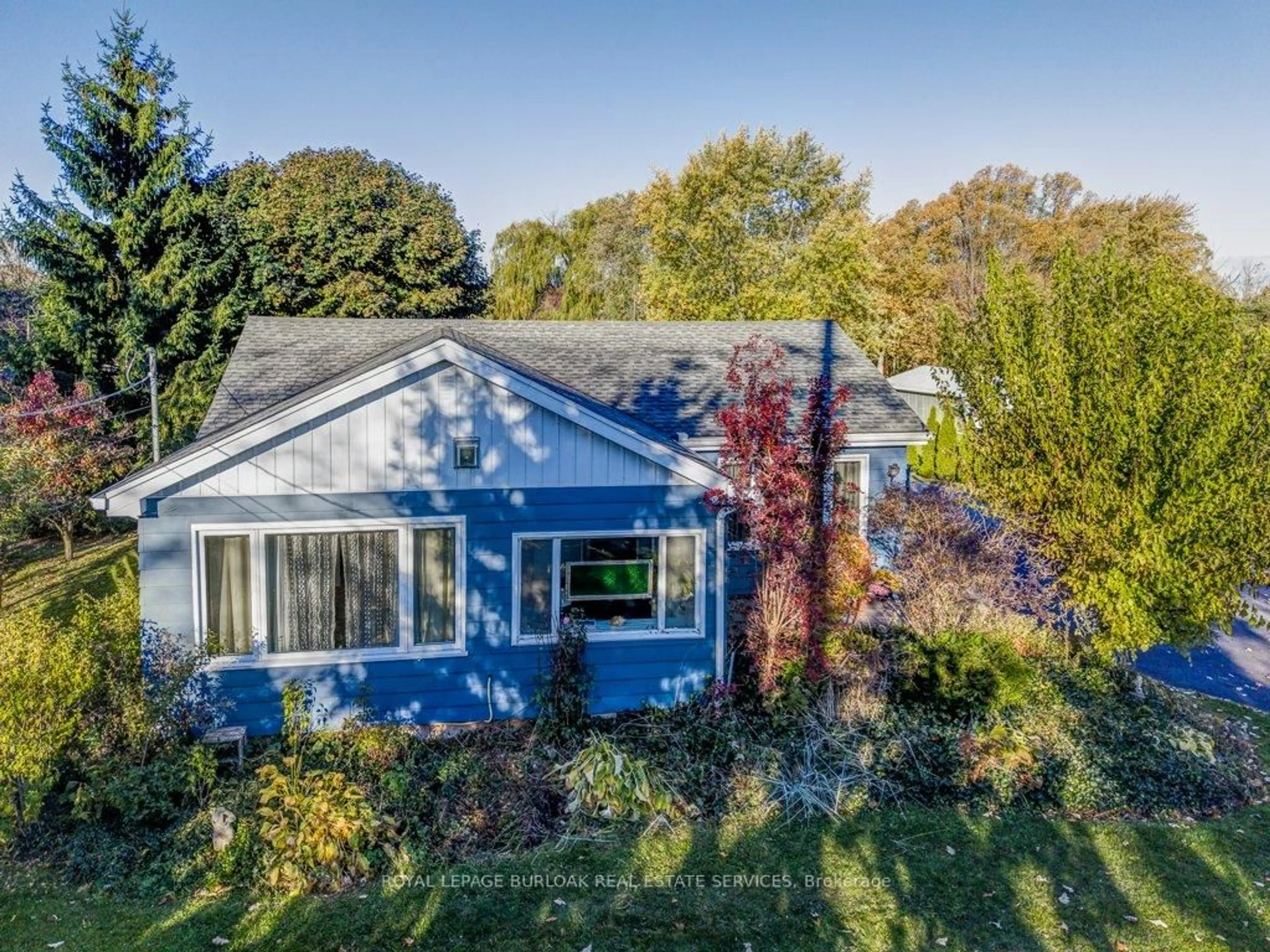 A pic from outside/outdoor area/front of a property/back of a property/a pic from drone, street for 120 Woolverton Rd, Grimsby Ontario L3M 4E7