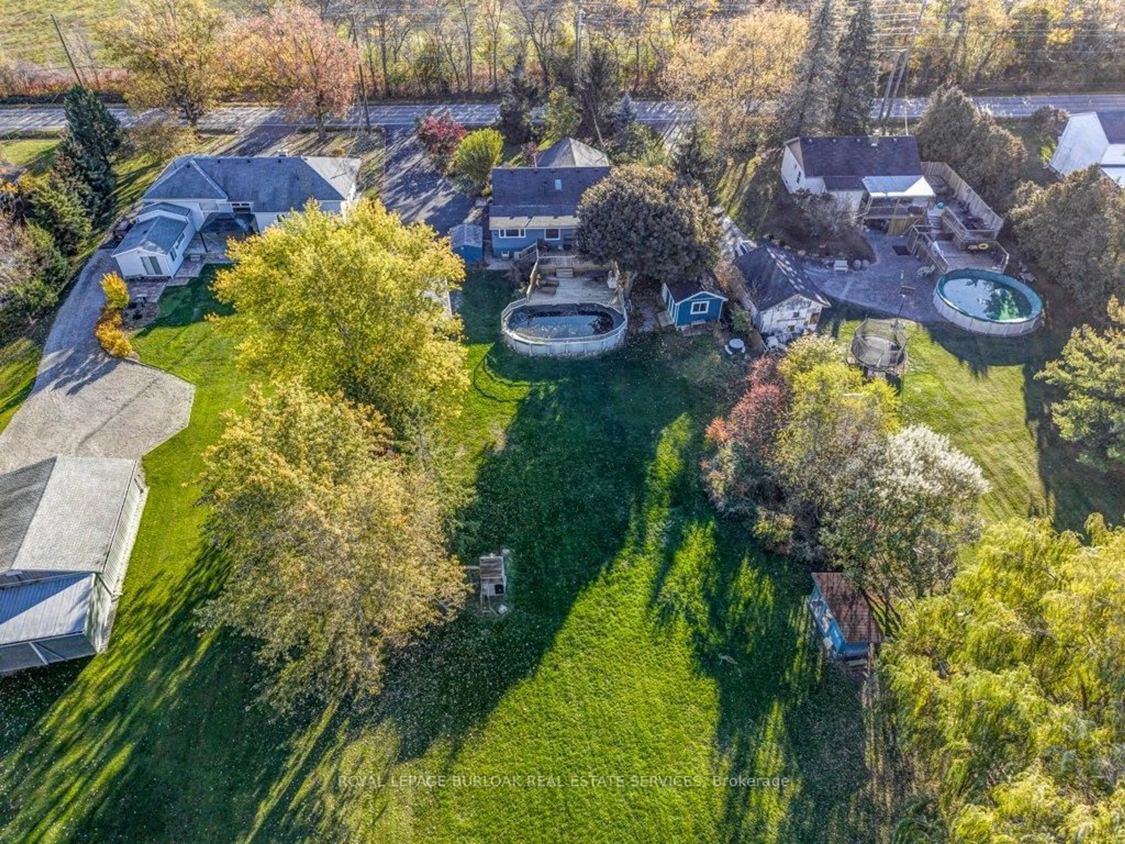 A pic from outside/outdoor area/front of a property/back of a property/a pic from drone, street for 120 Woolverton Rd, Grimsby Ontario L3M 4E7