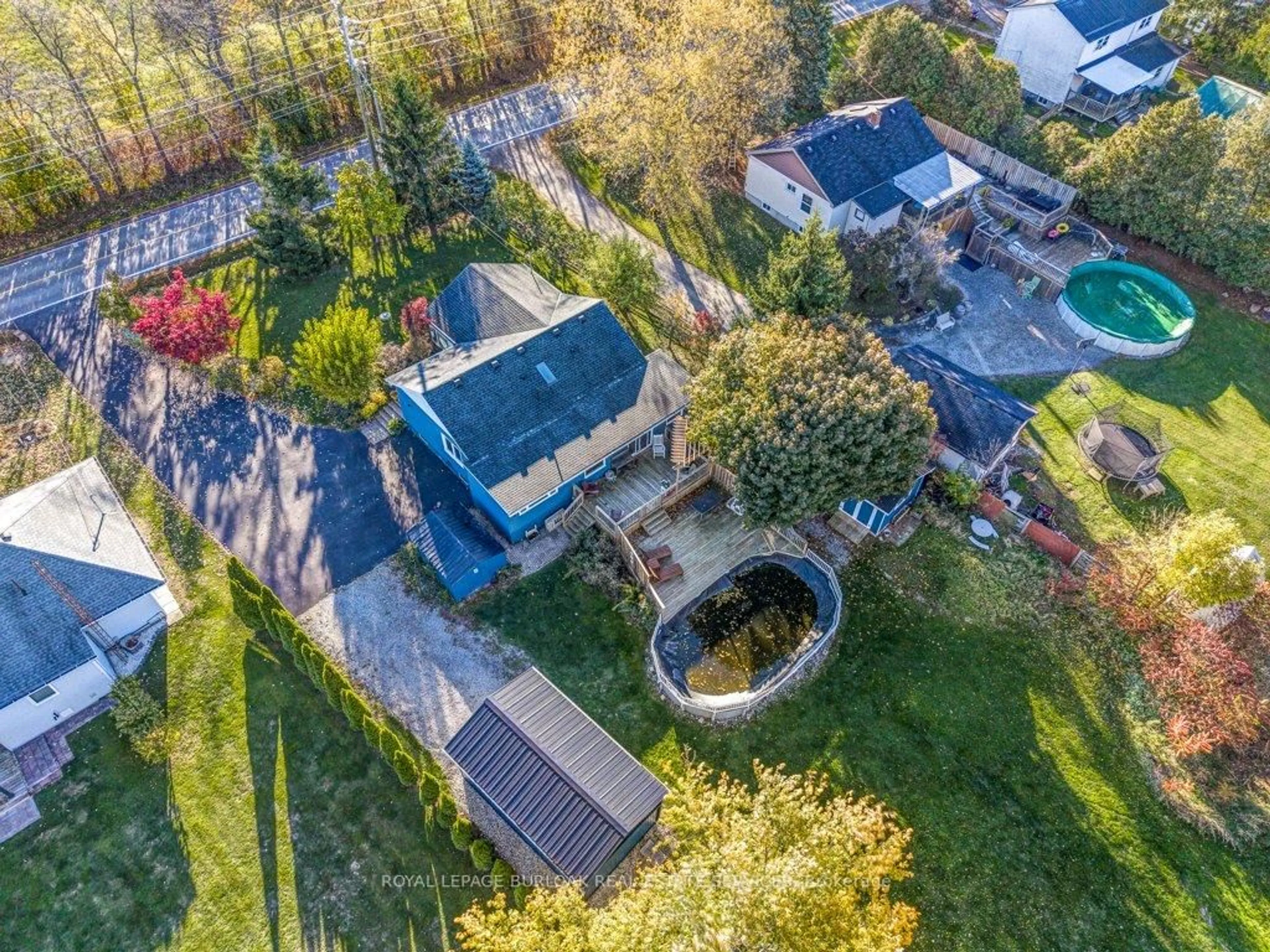 A pic from outside/outdoor area/front of a property/back of a property/a pic from drone, street for 120 Woolverton Rd, Grimsby Ontario L3M 4E7