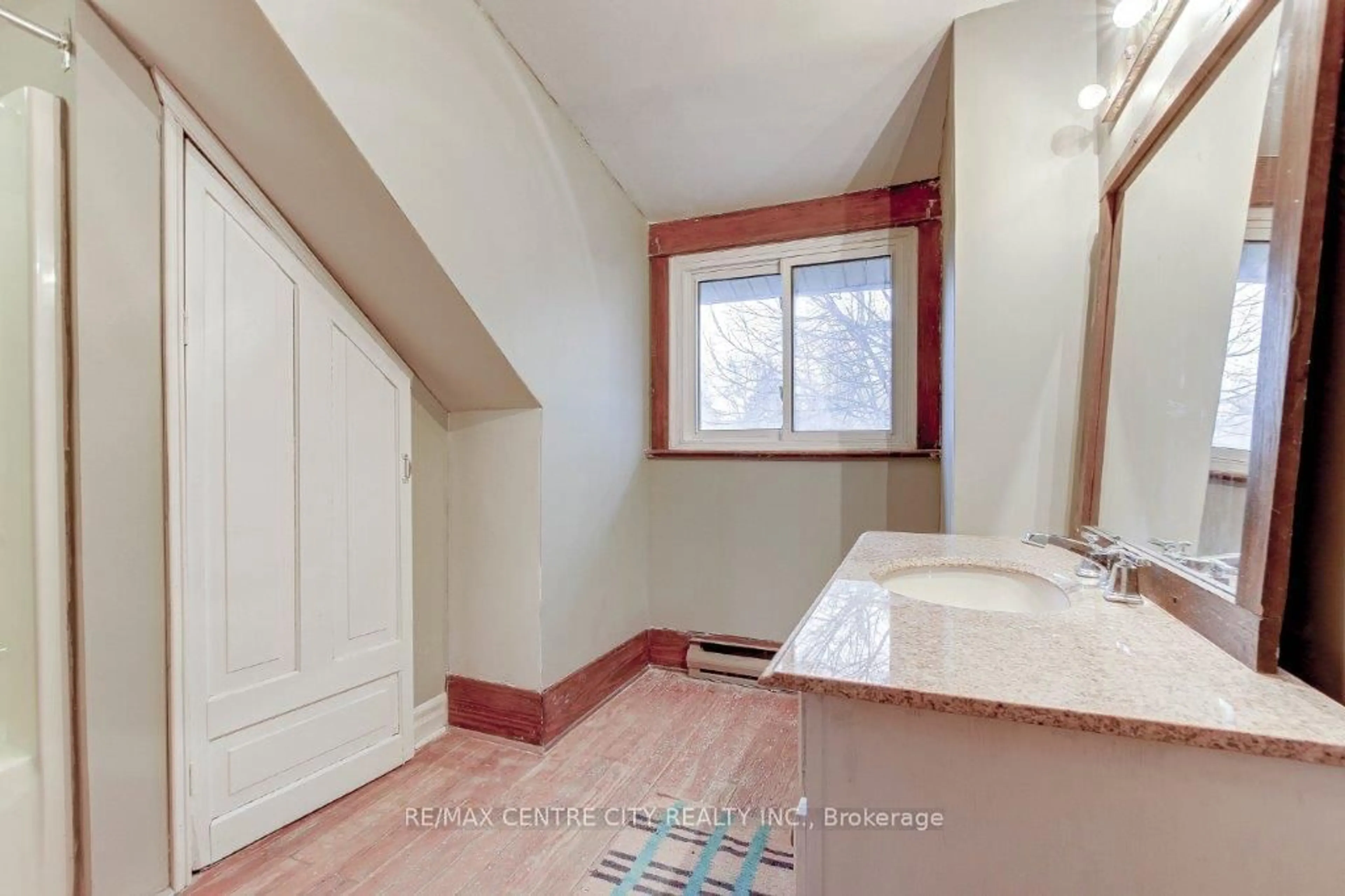 Standard bathroom, ceramic/tile floor for 781 Dufferin Ave, London East Ontario N5W 3J9
