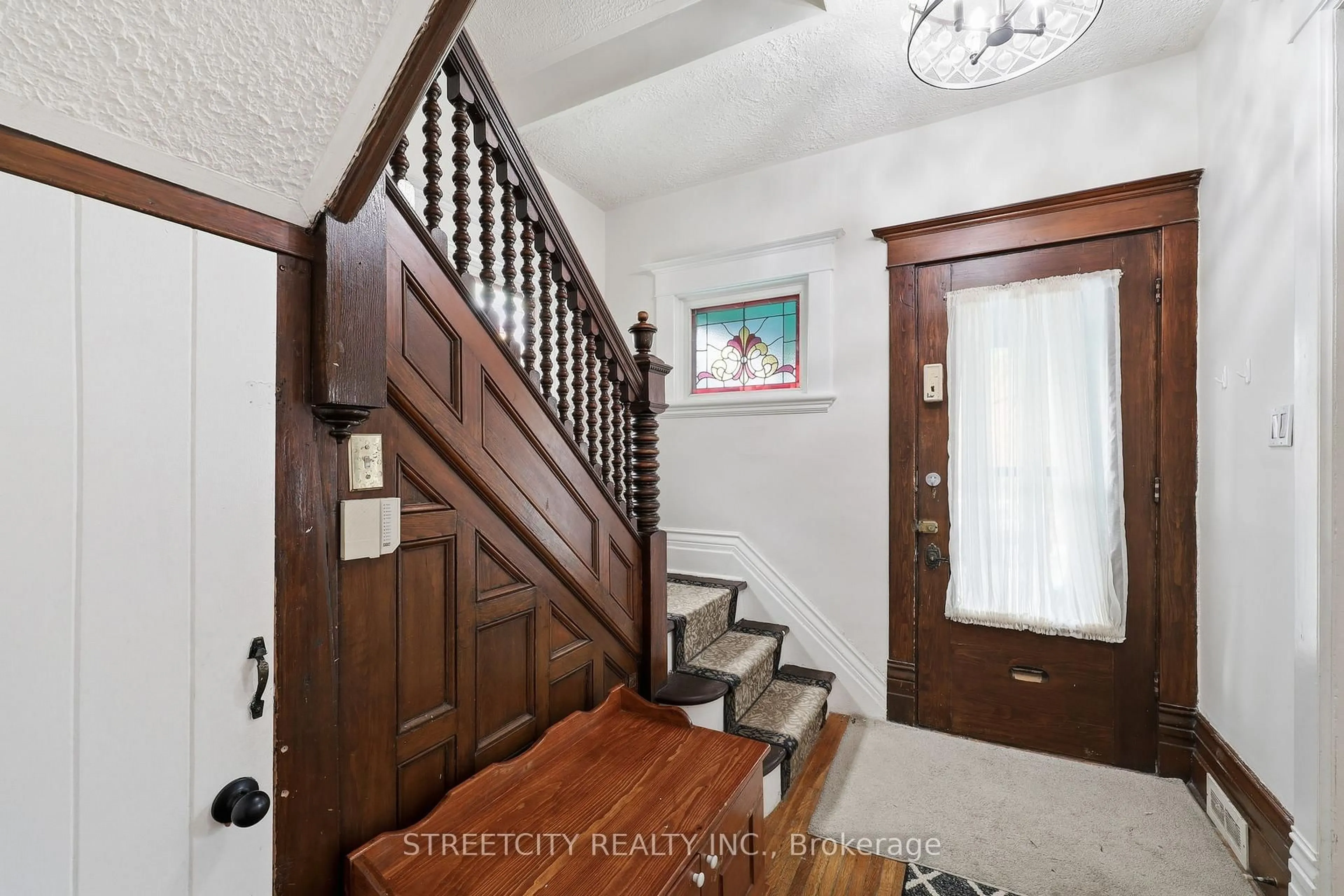 Indoor entryway for 8 Bellevue Ave, London South Ontario N6C 4A5