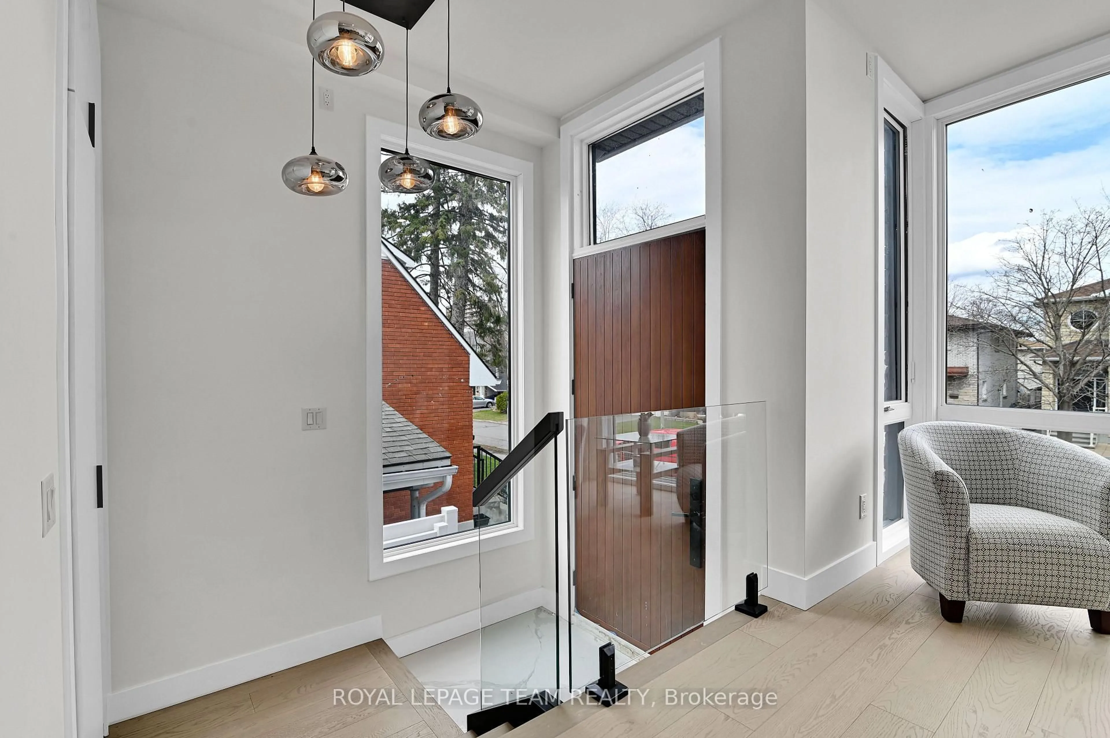 Indoor entryway for 826 Alpine Ave, Ottawa Ontario K2B 5R6