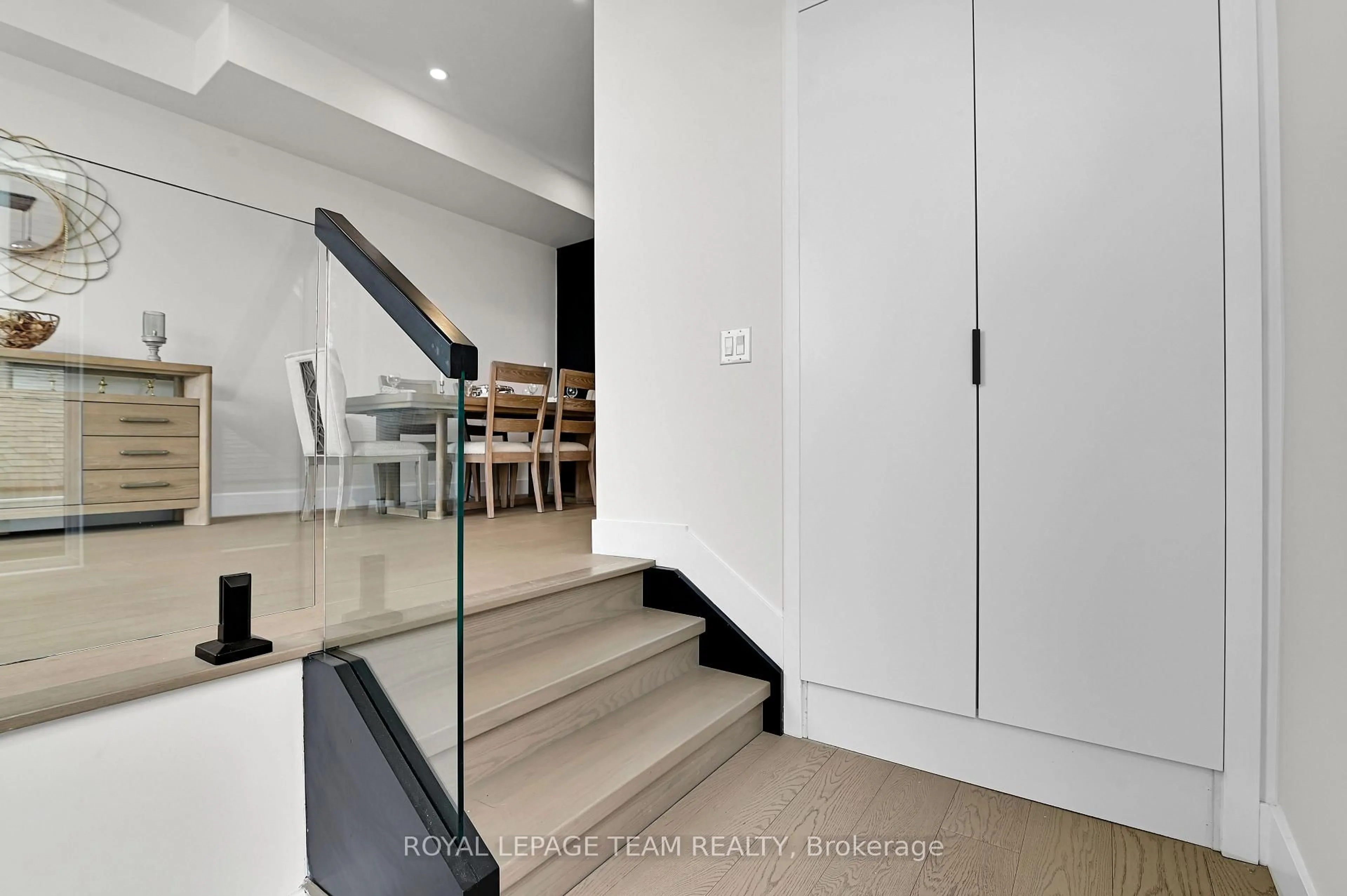 Indoor foyer for 826 Alpine Ave, Ottawa Ontario K2B 5R6