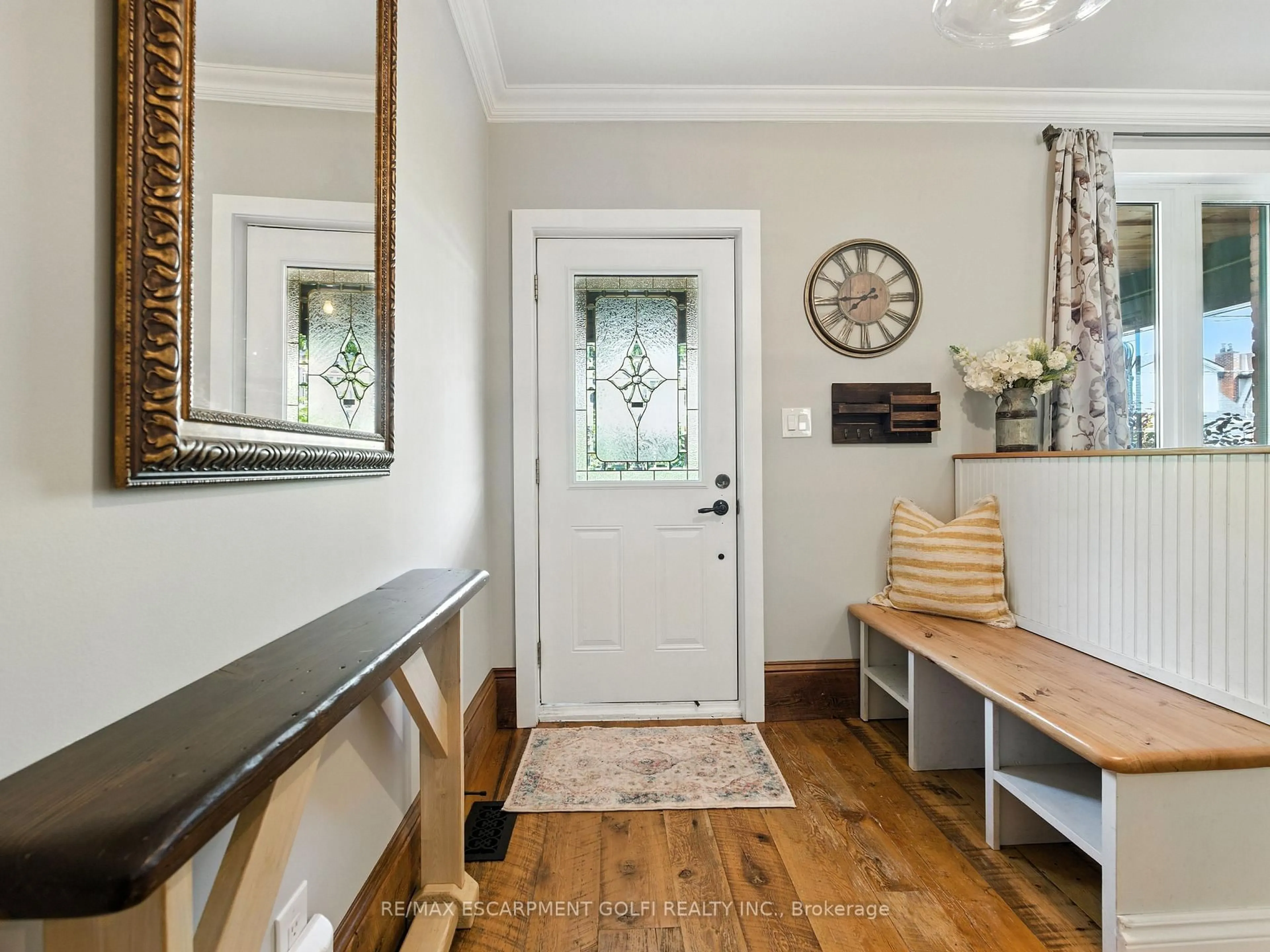 Indoor entryway for 284 Cumberland Ave, Hamilton Ontario L8M 2A1