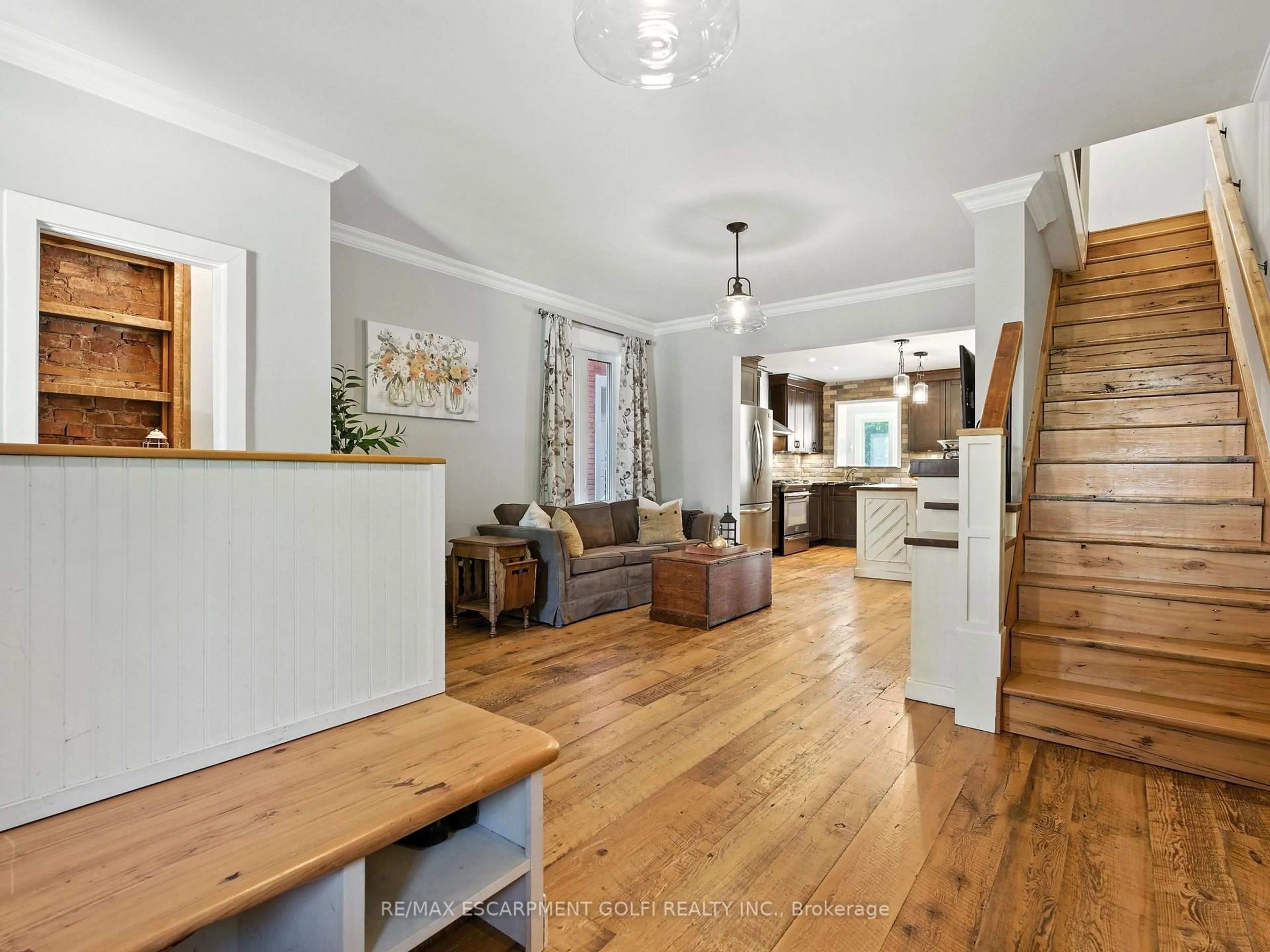 Open concept kitchen, wood/laminate floor for 284 Cumberland Ave, Hamilton Ontario L8M 2A1