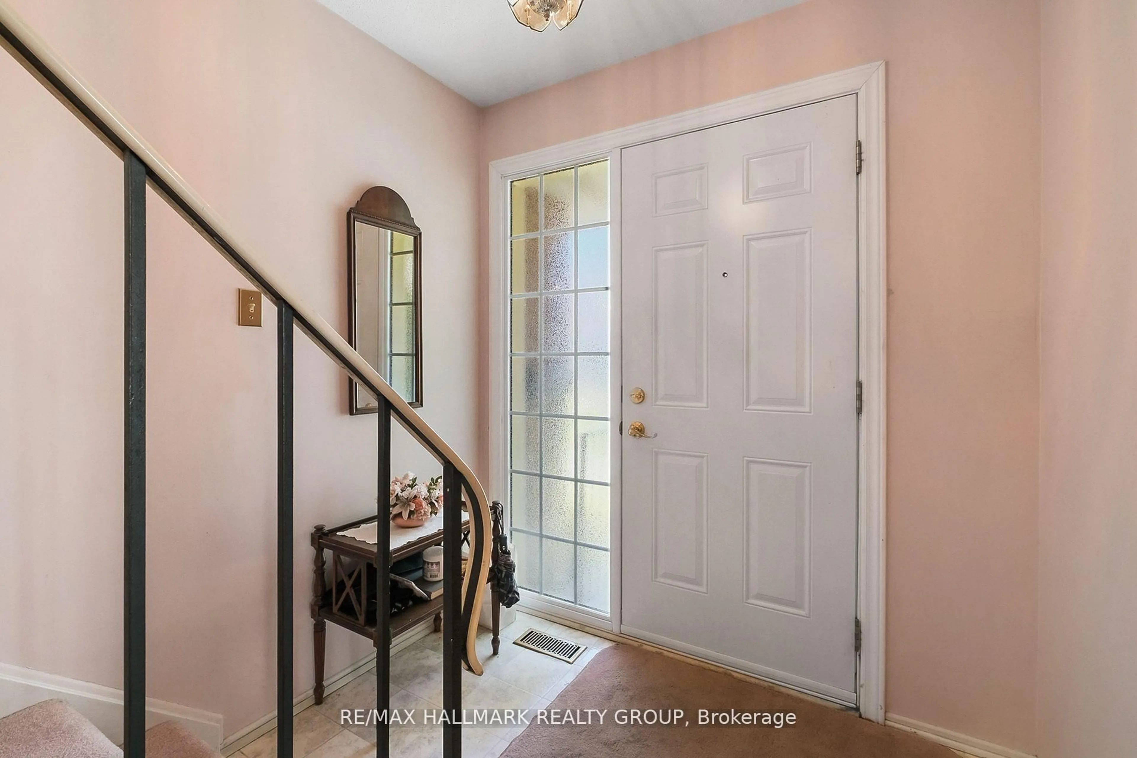 Indoor entryway for 625 Trelawny Private, Ottawa Ontario K2C 3M9