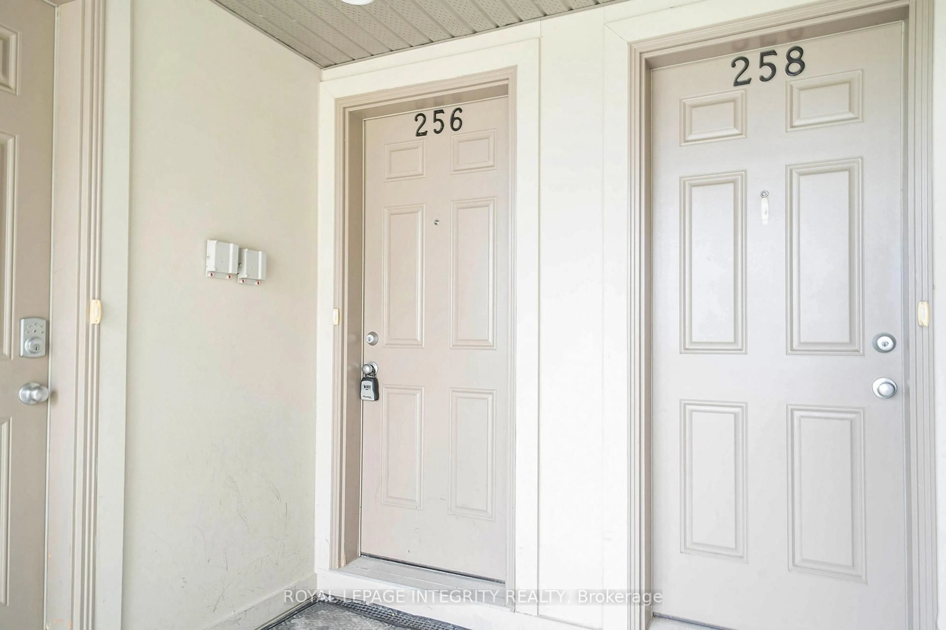 Indoor foyer for 256 Espin Hts, Ottawa Ontario K2J 0Y8