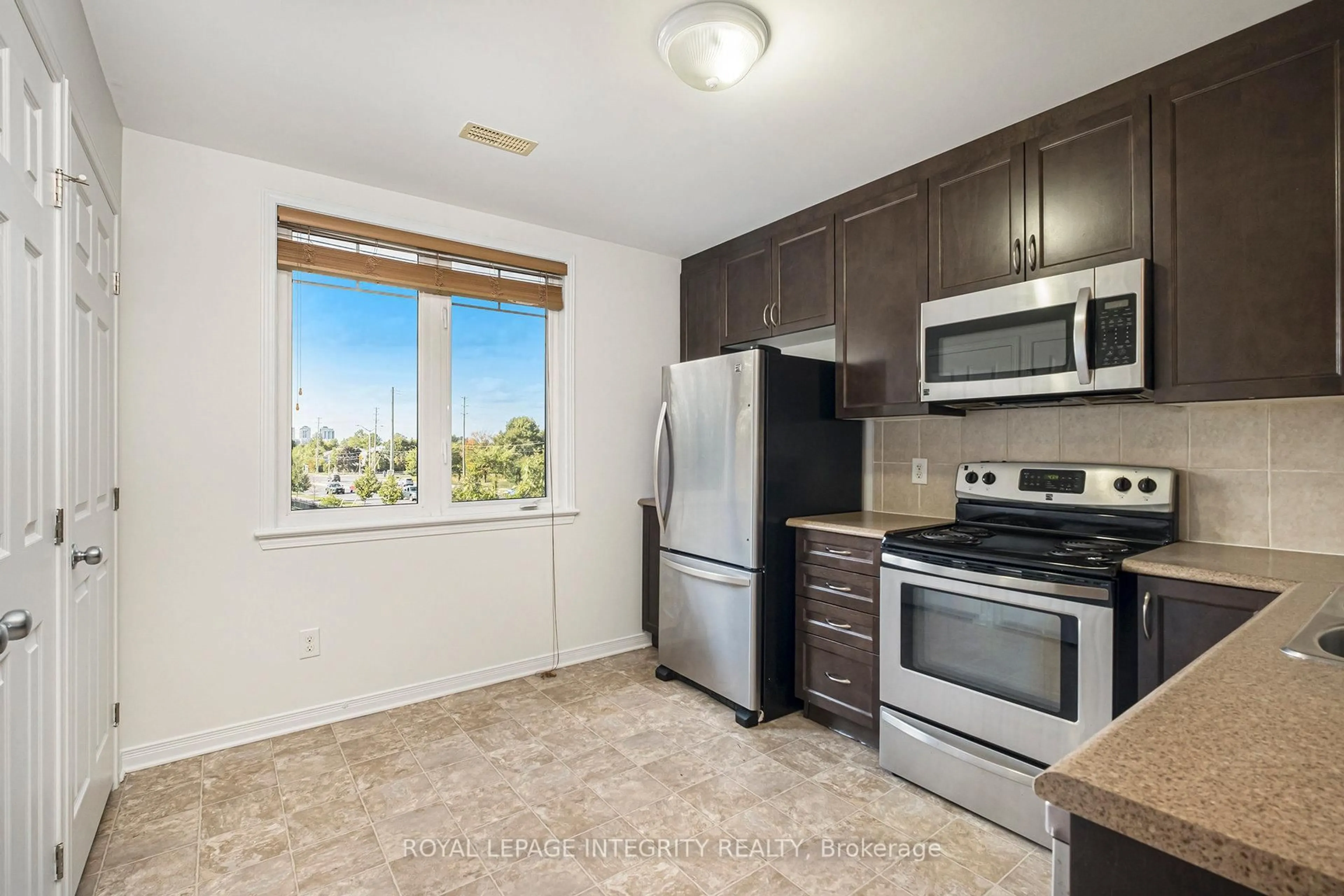 Standard kitchen, unknown for 256 Espin Hts, Ottawa Ontario K2J 0Y8